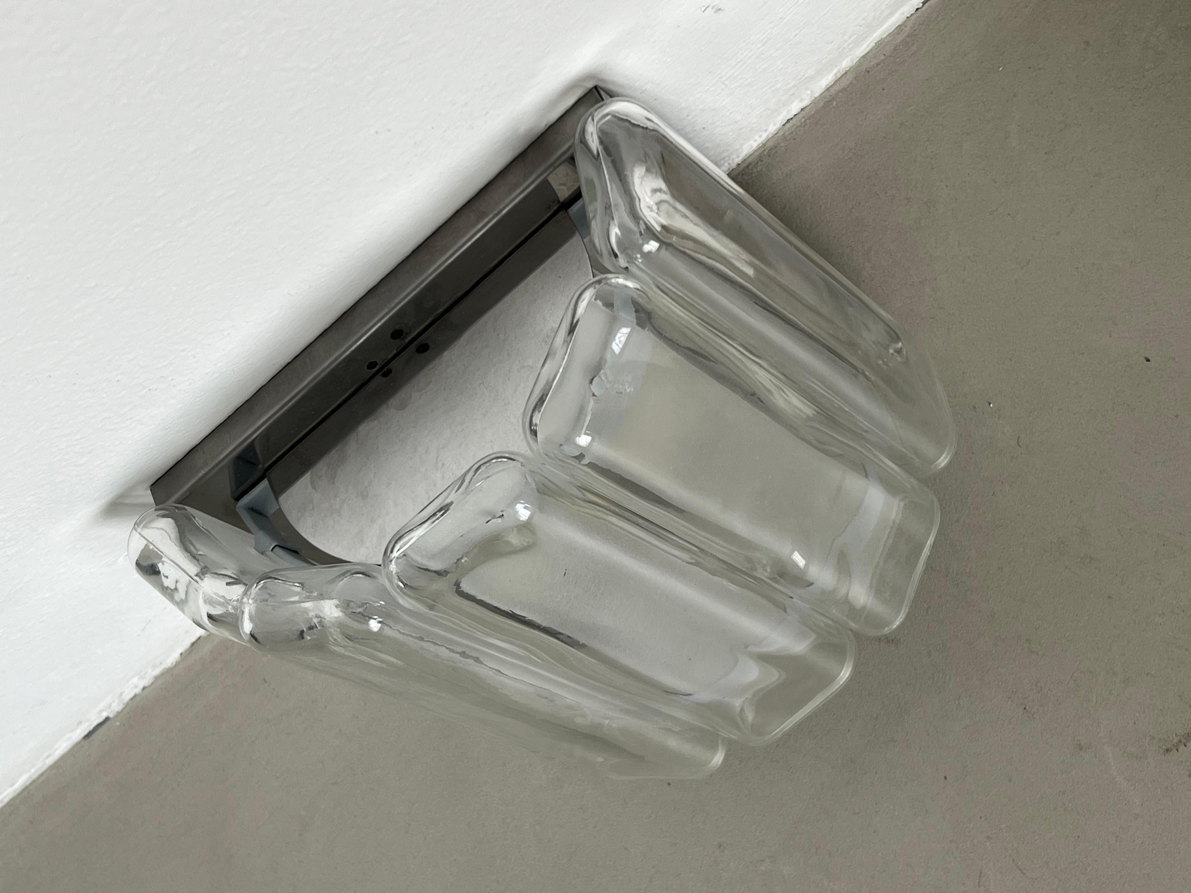Minimal and sculptural Wall Sconce-Applique  Chromed metal & Murano glass 1970's In Good Condition For Sale In Milano, IT