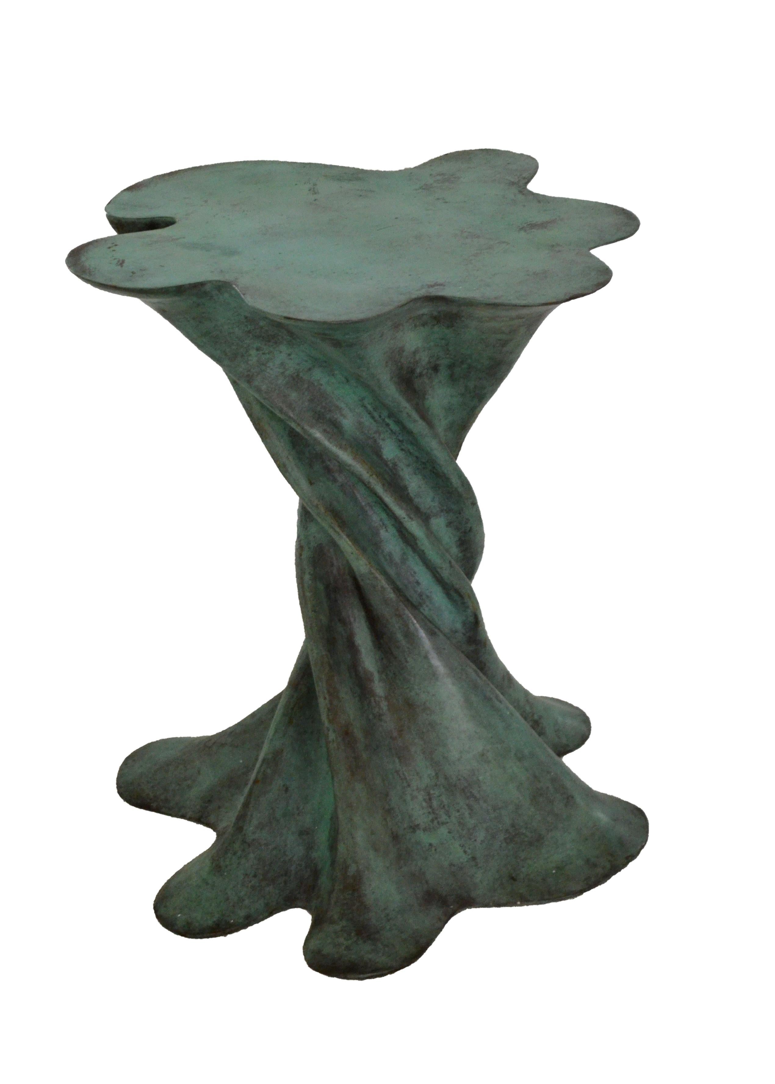 Avec son amour des tissus et son intérêt pour la façon dont ils fonctionnent en mouvement, Stephanie Odegard a créé cette table en utilisant les plis d'une jupe de danseuse comme inspiration pour la table d'appoint Waltz. Disponible en 9 patines