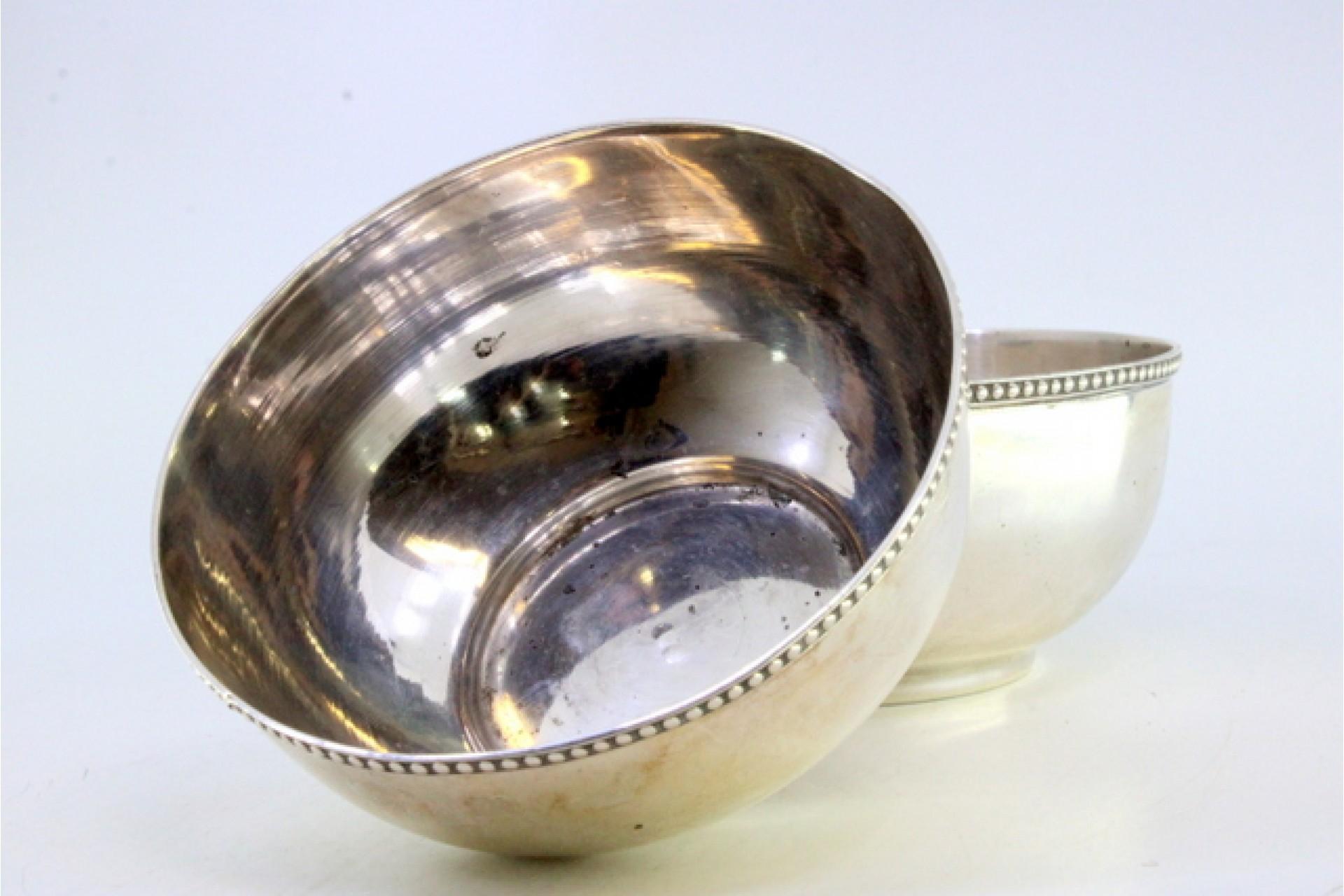 Description: Set of two washbasins in smooth silver with pearly edges. Metal: Silver. Origin: Portuguese. Brand: javali II Title. Weight: 234.36 grams (Set of two washbasins). Dimensions: 11.6cmx5.5cm. Content: 833/1000. Assay Mark: Yes, between