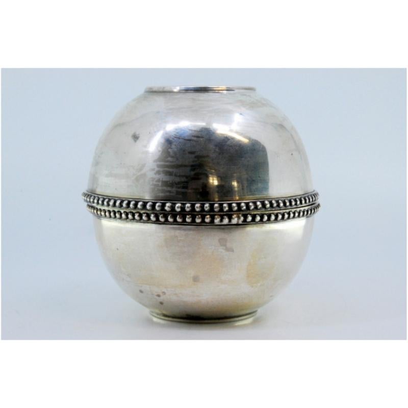 European Set of two washbasins in smooth silver with pearly edges For Sale