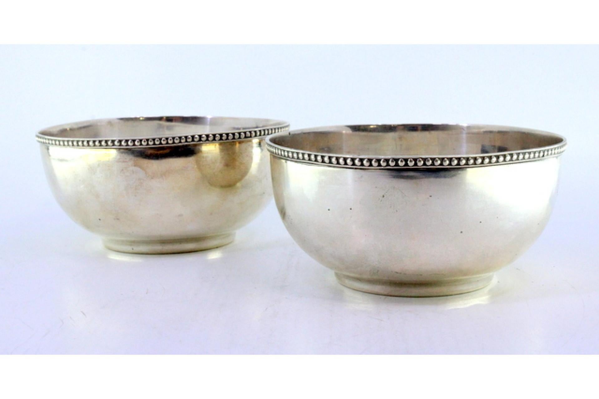 European Set of two washbasins in smooth silver with pearly edges For Sale