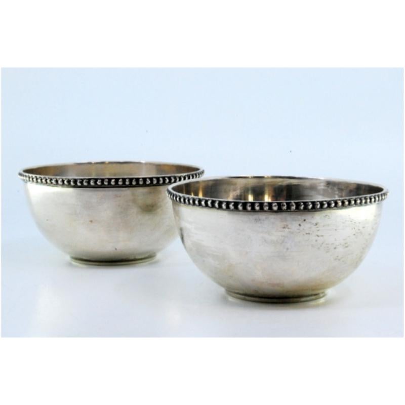 20th Century Set of two washbasins in smooth silver with pearly edges For Sale
