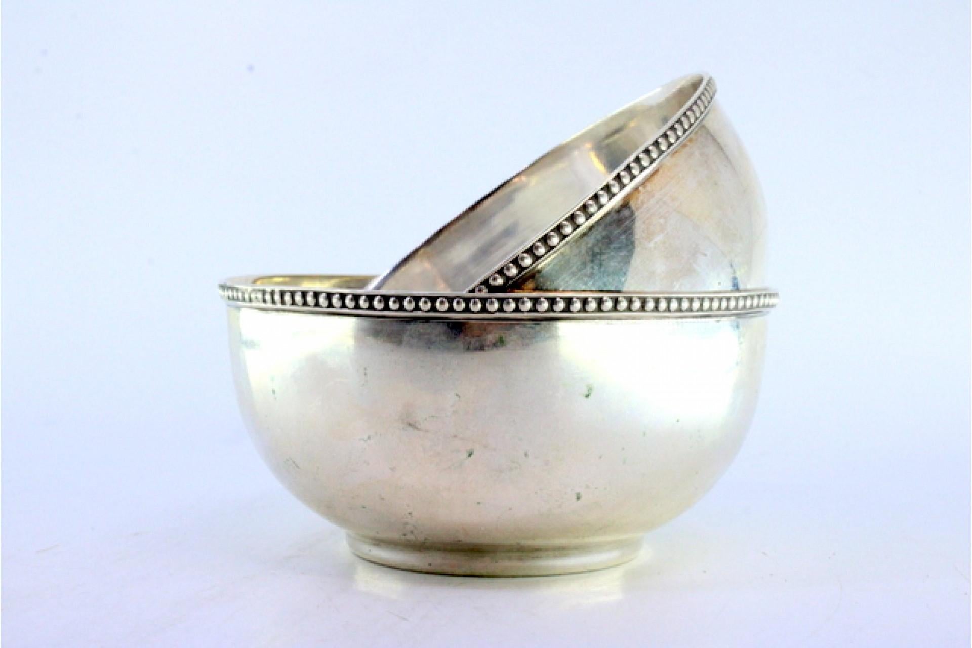 19th Century Set of two washbasins in smooth silver with pearly edges For Sale