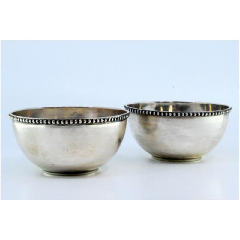 Silver Set of two washbasins in smooth silver with pearly edges For Sale