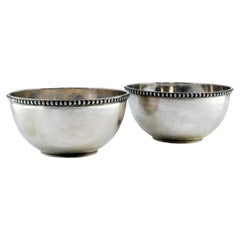 Set of two washbasins in smooth silver with pearly edges