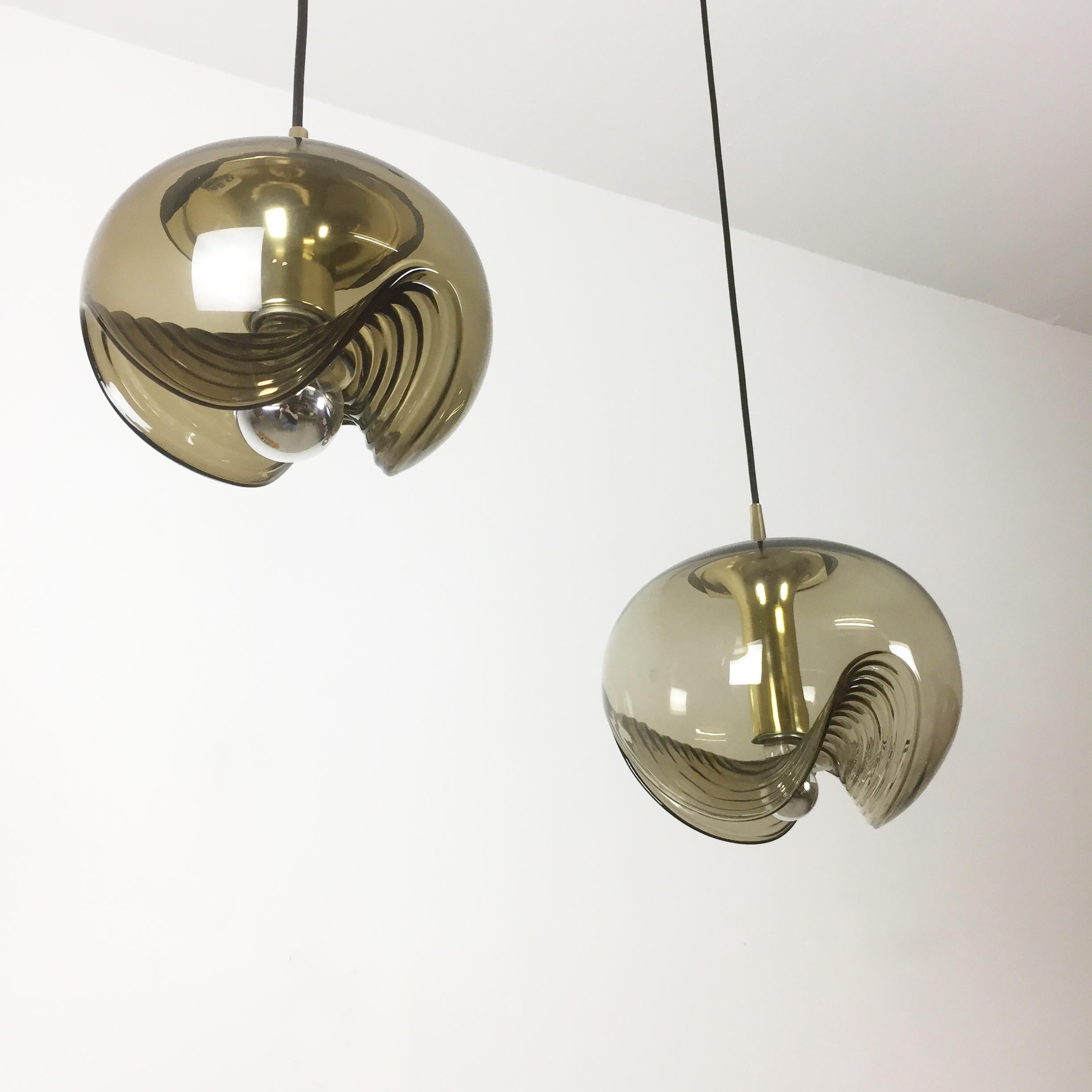 Article:

Set of two pendant glass lights light green

One of the lights is a super rare extra large version in a diameter of 32cm


Producer:

Peill & Putzler, Germany


Design:

Koch &