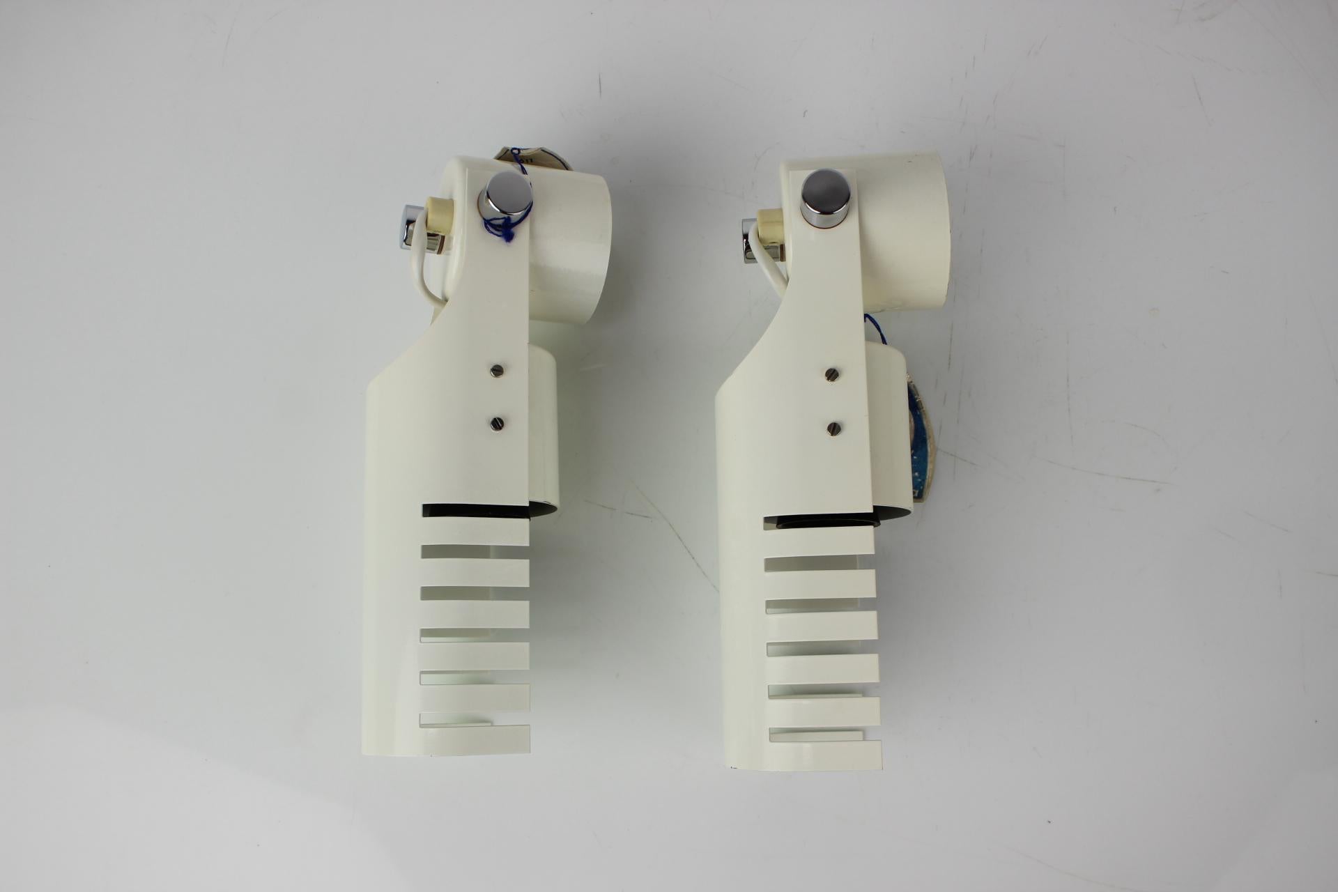 Mid-Century Modern Set of Two White Adjustable Design Wall Lamp, 1980s For Sale