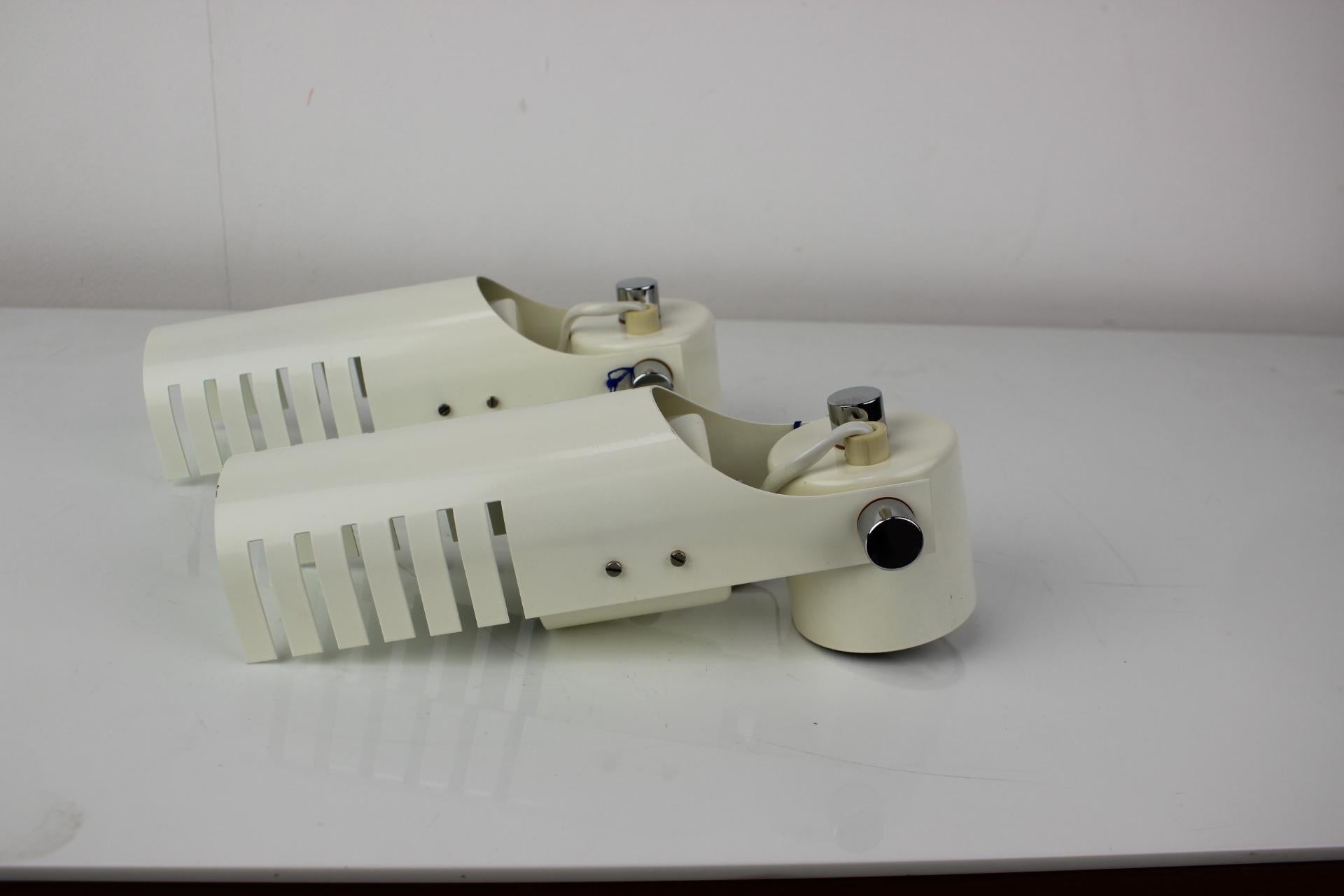 Set of Two White Adjustable Design Wall Lamp, 1980s In Good Condition For Sale In Praha, CZ