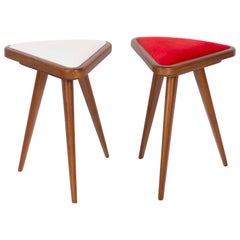 Conjunto de dos taburetes de terciopelo blanco y rojo del siglo XX, años 60