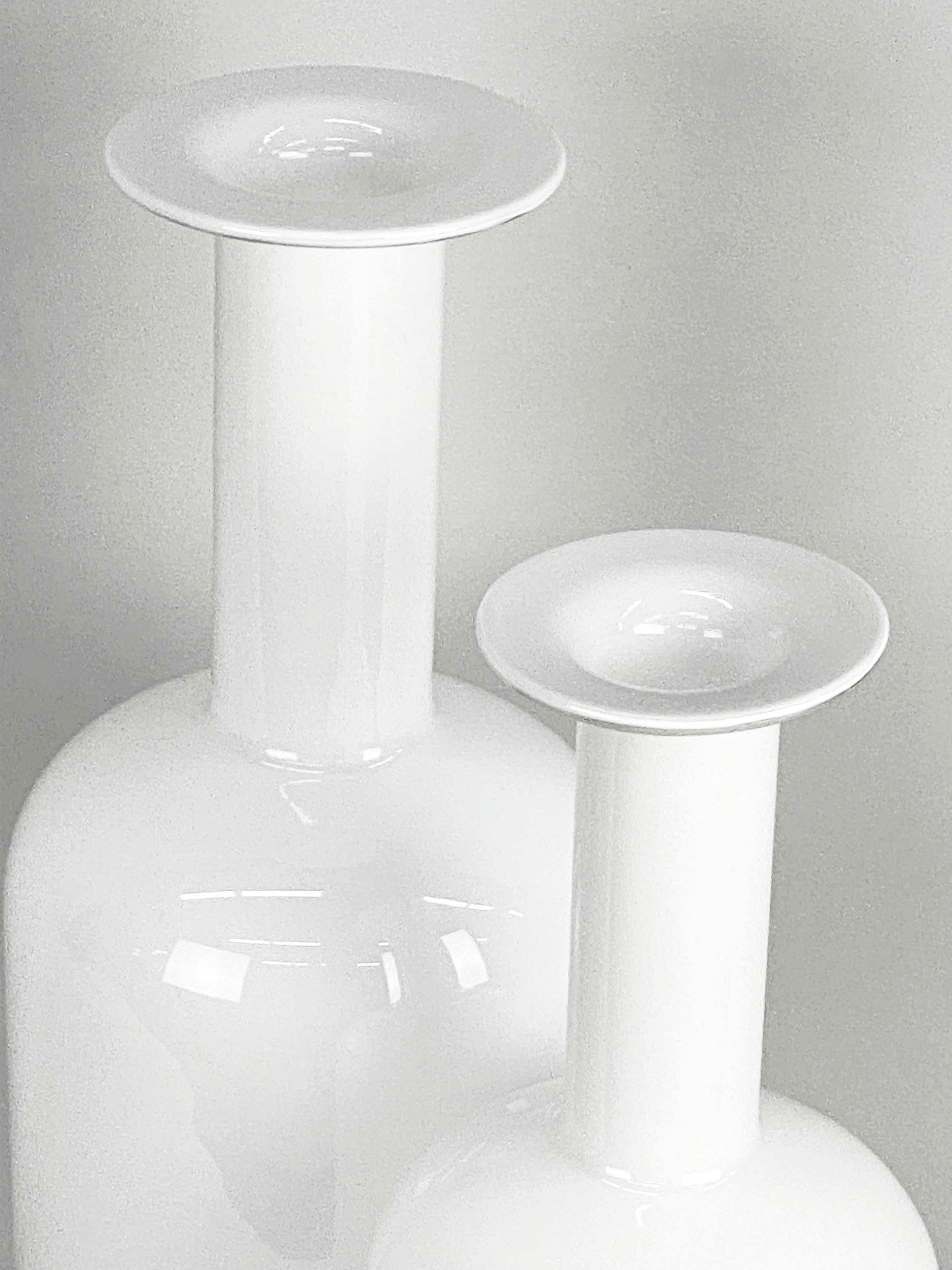 Ecco una bella coppia di vasi in vetro bianco disegnati da Otto Bauer e realizzati da Holmegaard in Danimarca. Entrambi sono in condizioni eccellenti, sembra che non siano mai stati utilizzati. Ogni vaso conserva l'etichetta originale 