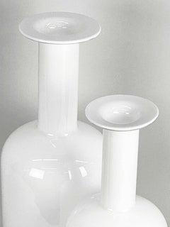 Set di due vasi in vetro bianco disegnati da Otto Bauer per Holmegaard Danimarca