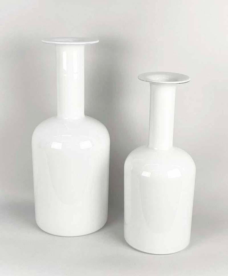Mid-Century moderno Set di due vasi in vetro bianco disegnati da Otto Bauer per Holmegaard Danimarca in vendita