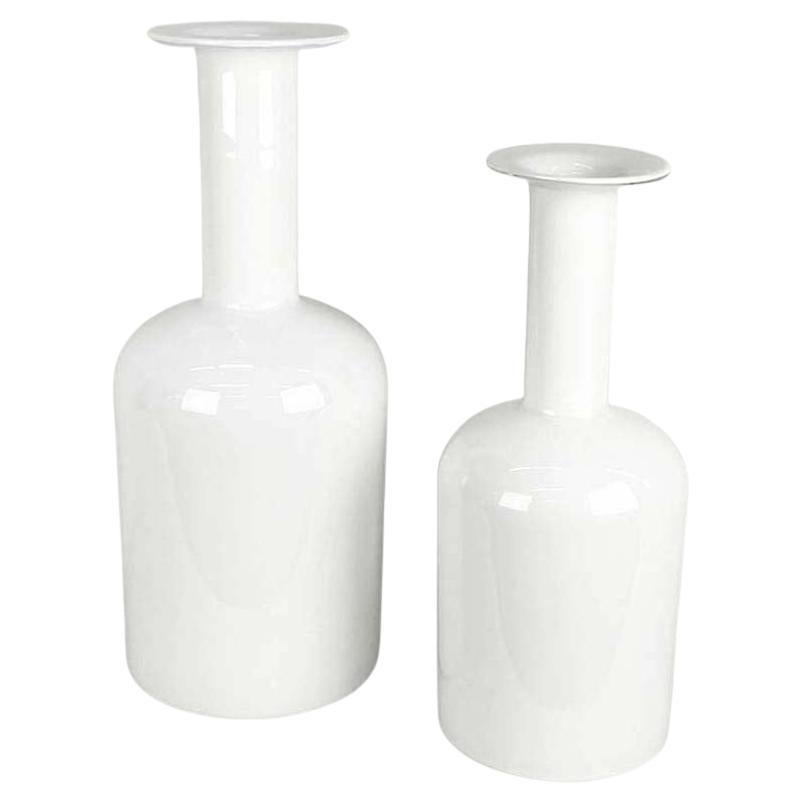Set aus zwei Vasen aus weißem Glas, entworfen von Otto Bauer für Holmegaard, Dänemark
