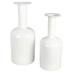 Set aus zwei Vasen aus weißem Glas, entworfen von Otto Bauer für Holmegaard, Dänemark