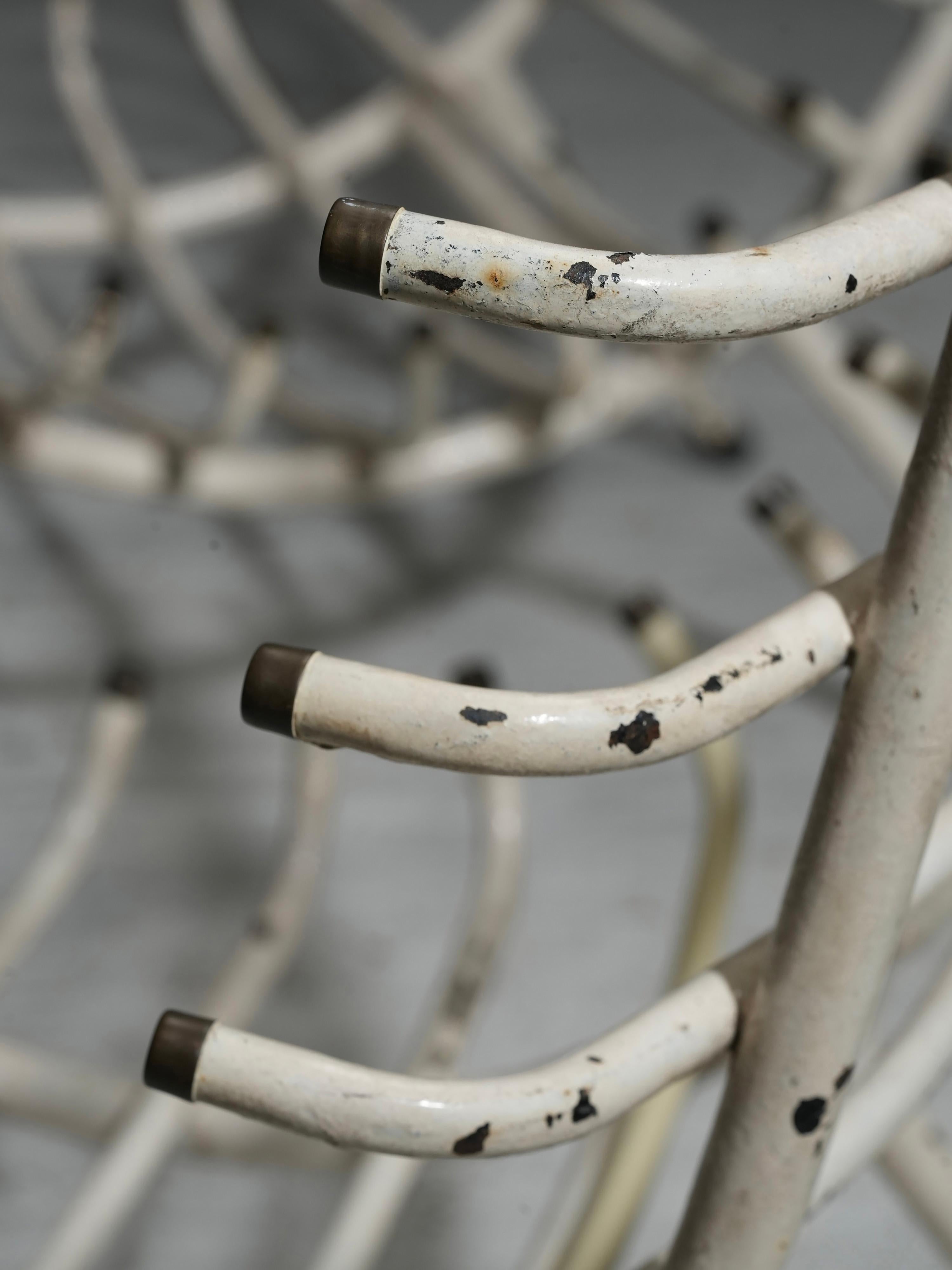 Set of Two White Rib Chairs in Metal and Brass, Brazil, 1950's In Good Condition For Sale In Uithoorn, NL