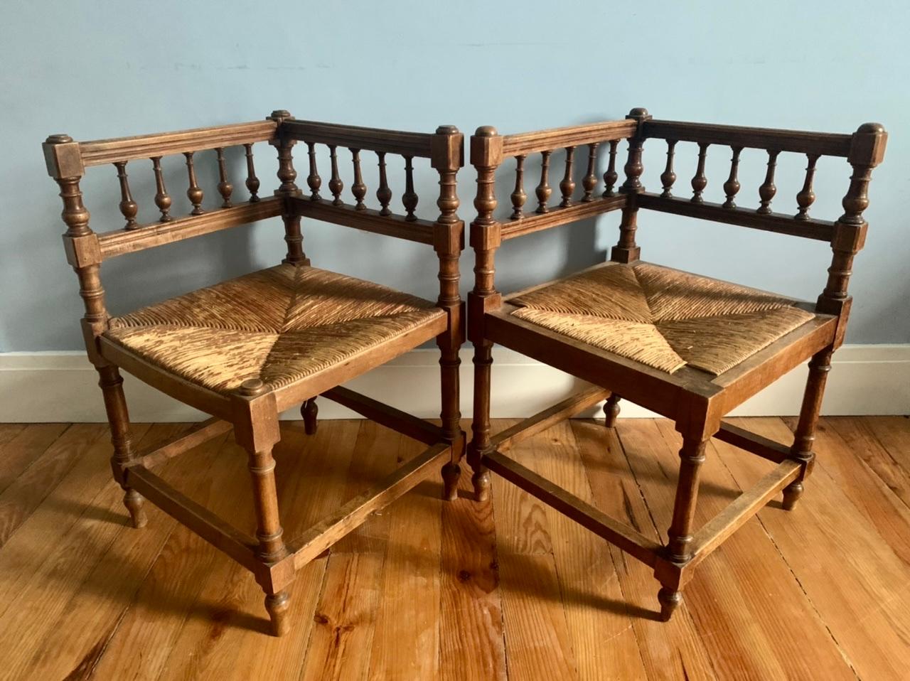 Set of wicker and oak chairs. They are not exactly the same. When joined together they form a small wicker bench. The backrest is composed of a series of colonnade, turned wood gallery. 
The chair alone is 16,53 inch x 16,53 inch. 
Sold with the