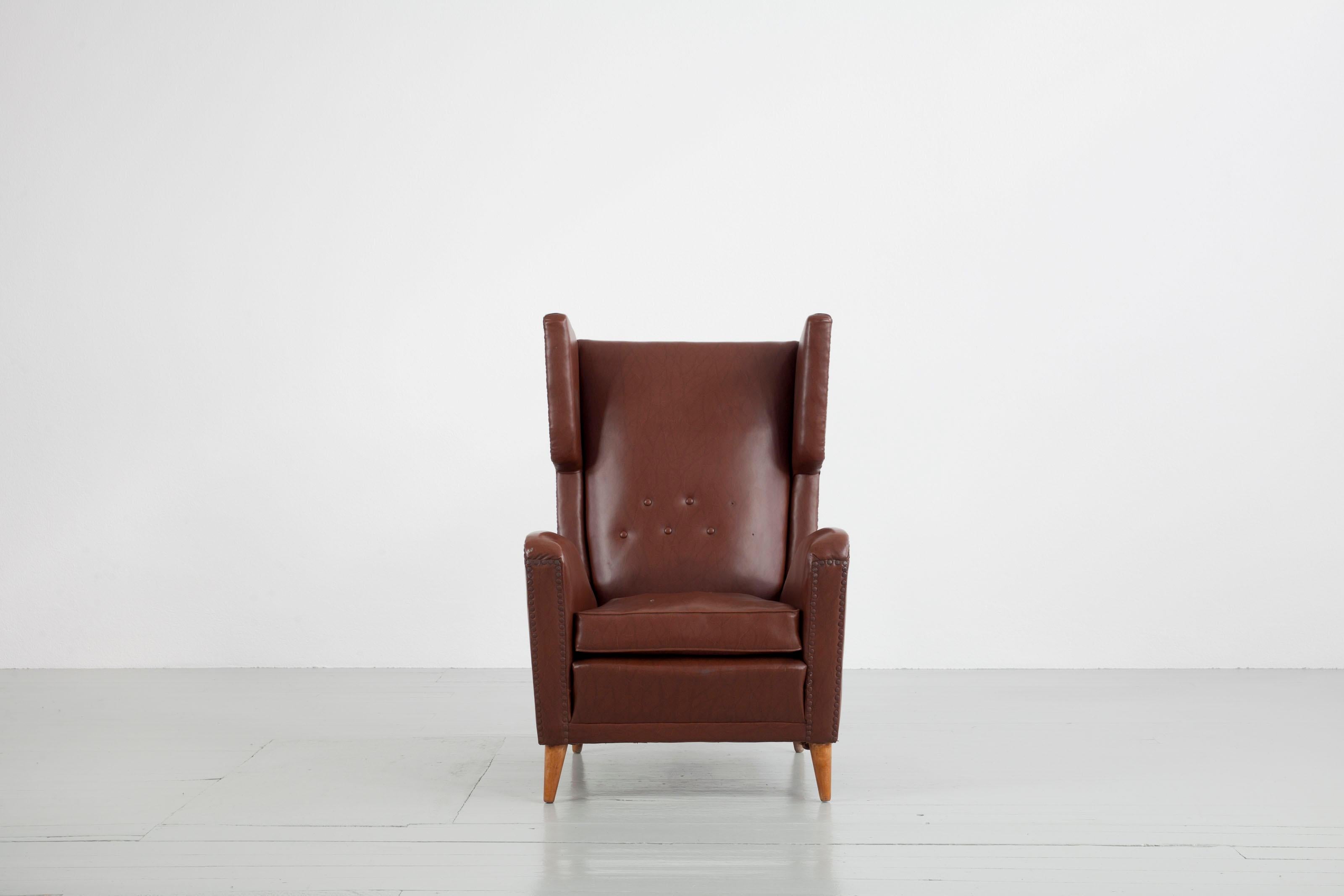 Ensemble de deux chaises à dossier - Design/One, Italie, années 1950. Avec leur dossier distinctif et leurs lignes épurées, ces pièces spéciales sont un exemple de design italien.