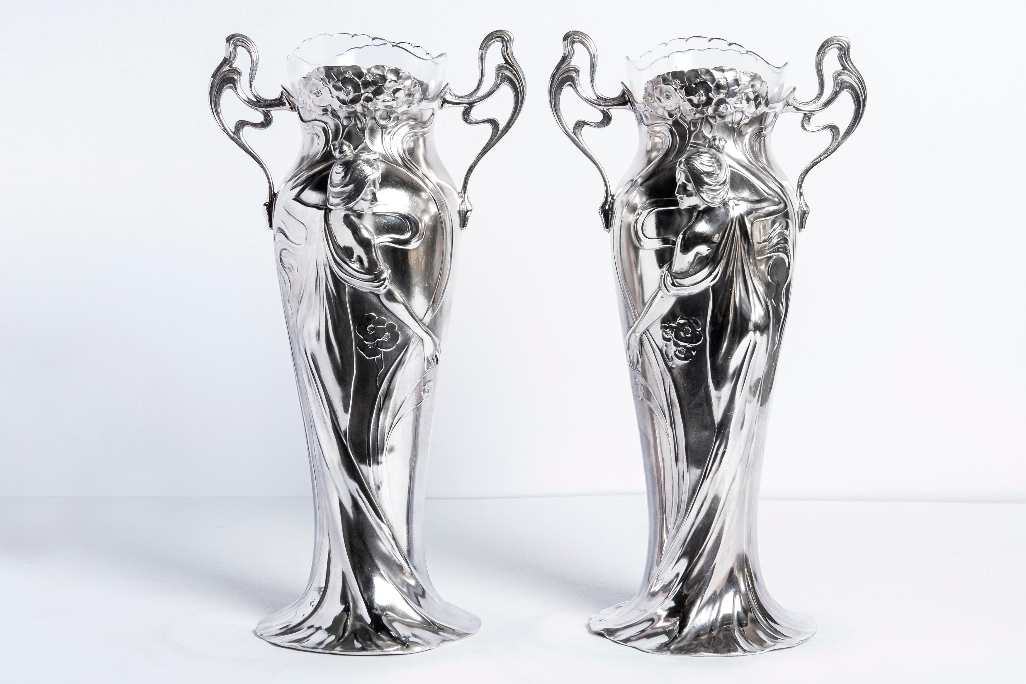 Ensemble de deux vases à fleurs et d'une jardinière en métal argenté A.M.F., période Jugendstil. Bon état - En vente à Buenos Aires, Buenos Aires