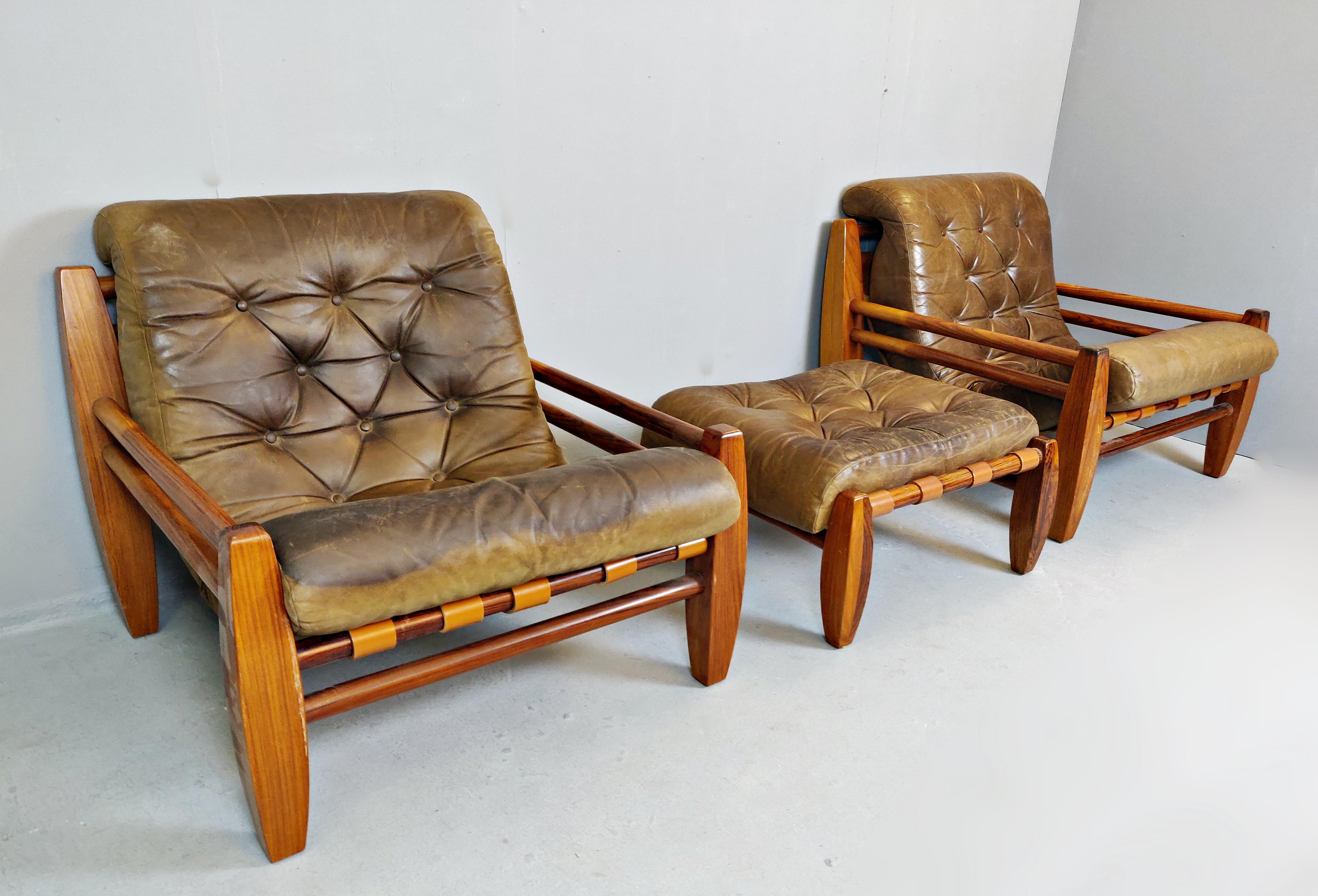 Set of two wood and leather armchairs with their pouf.