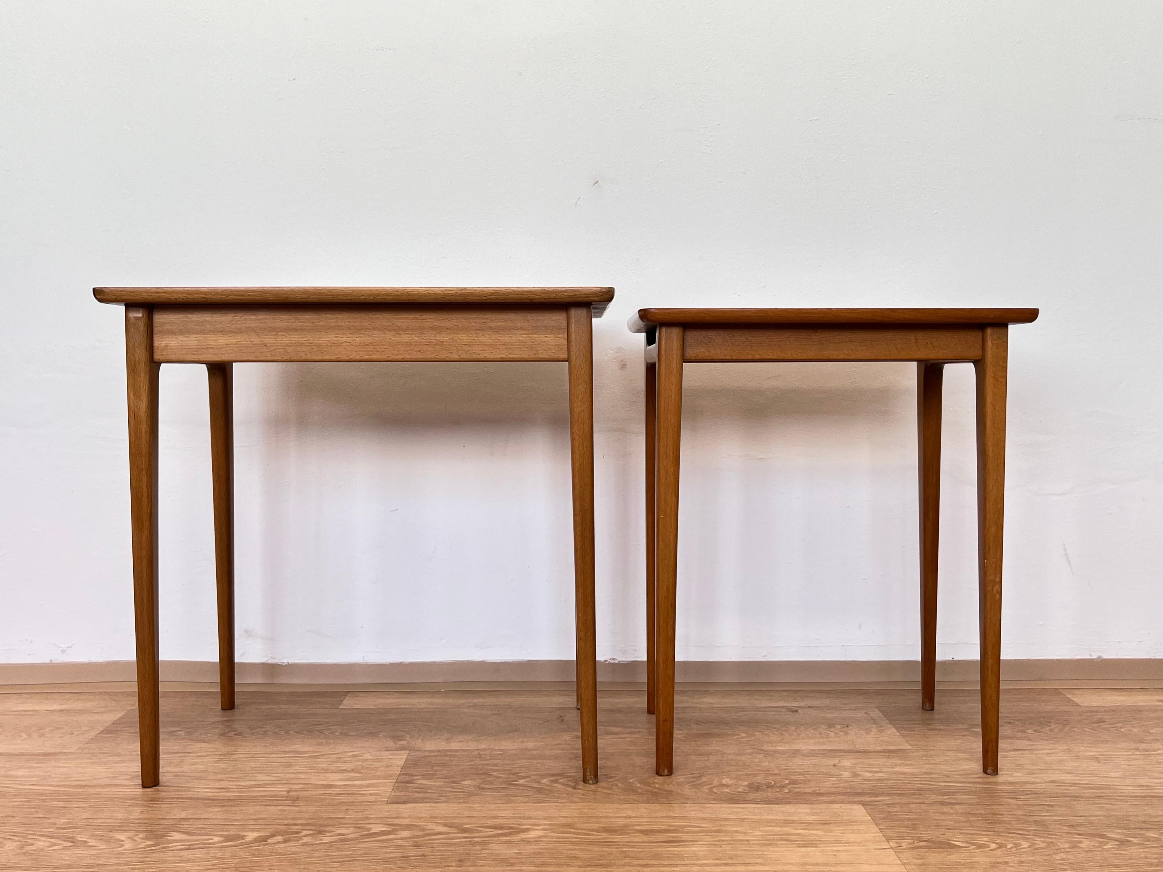 Mid-Century Modern Ensemble de deux tables gigognes en bois, Allemagne, années 1970 en vente