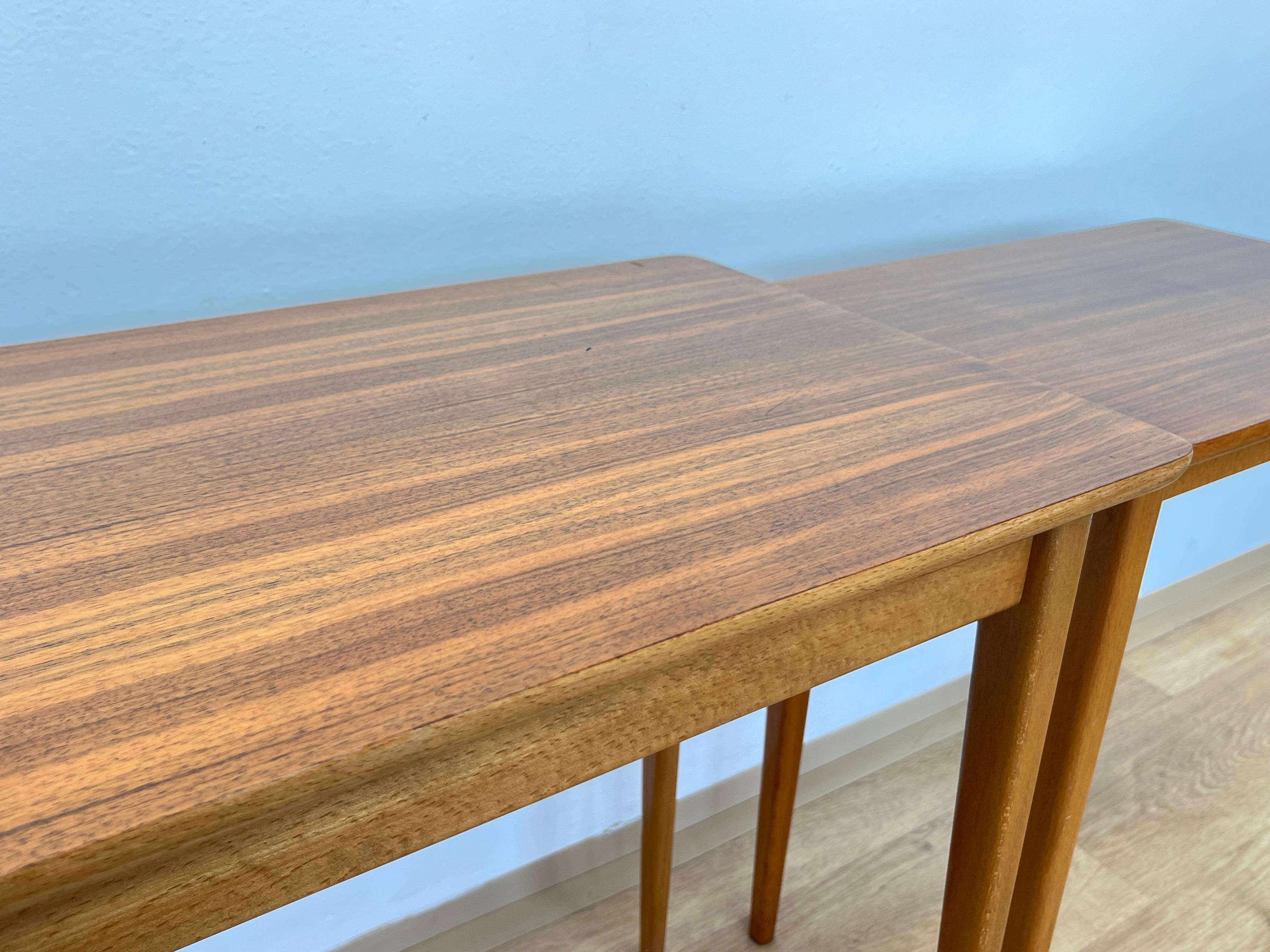 Allemand Ensemble de deux tables gigognes en bois, Allemagne, années 1970 en vente