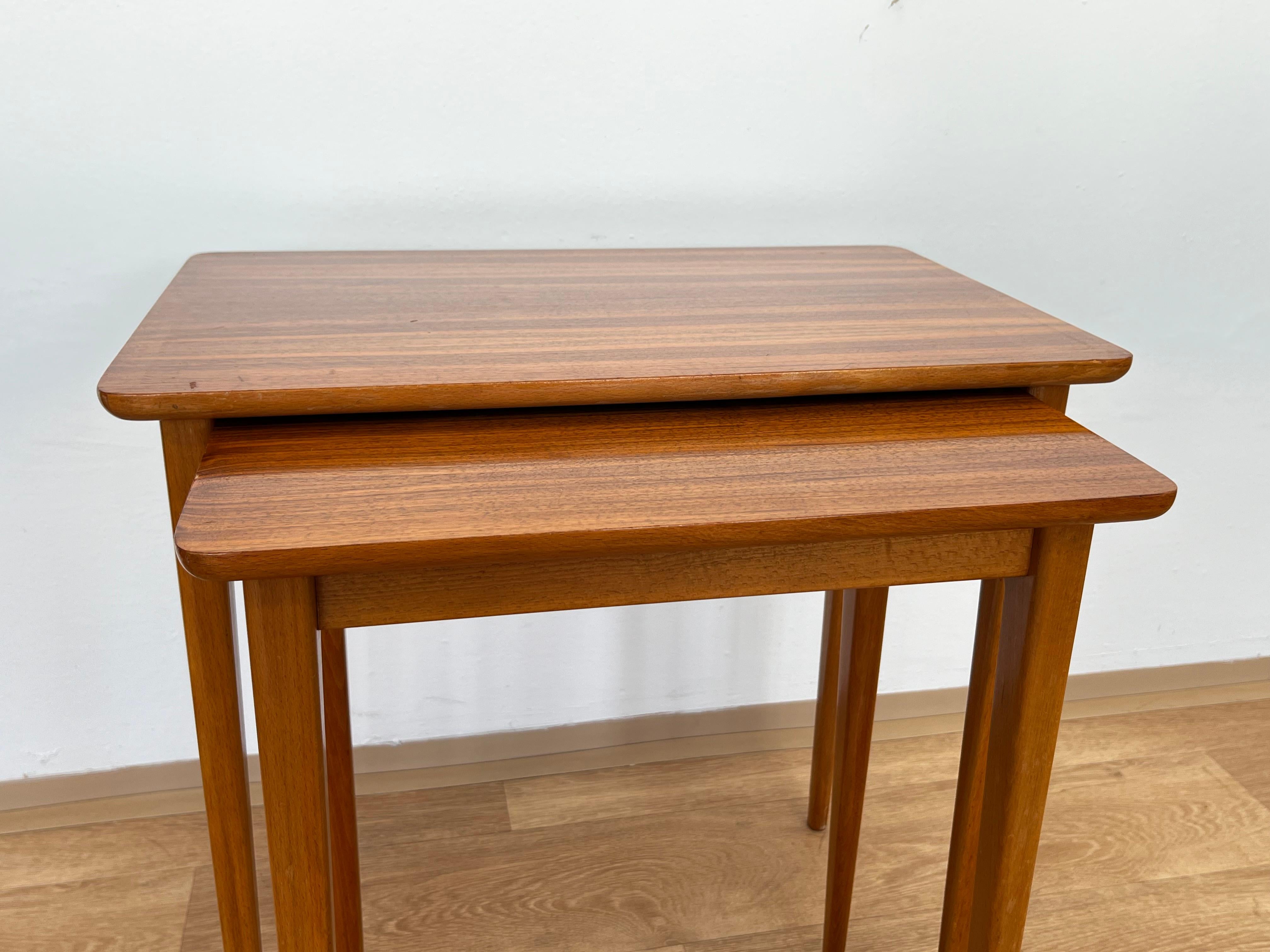 Ensemble de deux tables gigognes en bois, Allemagne, années 1970 Bon état - En vente à Praha, CZ