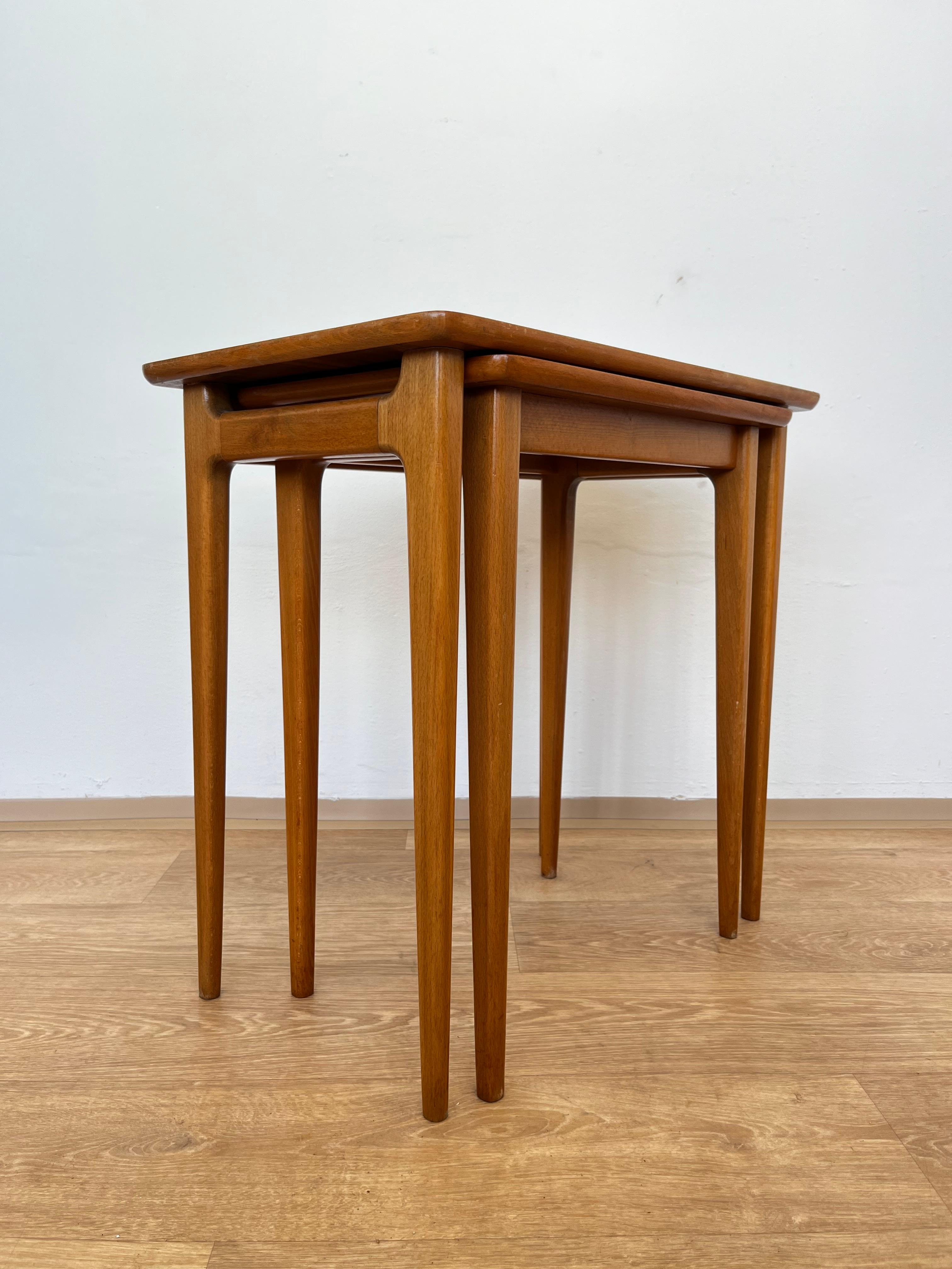Ensemble de deux tables gigognes en bois, Allemagne, années 1970 en vente 1