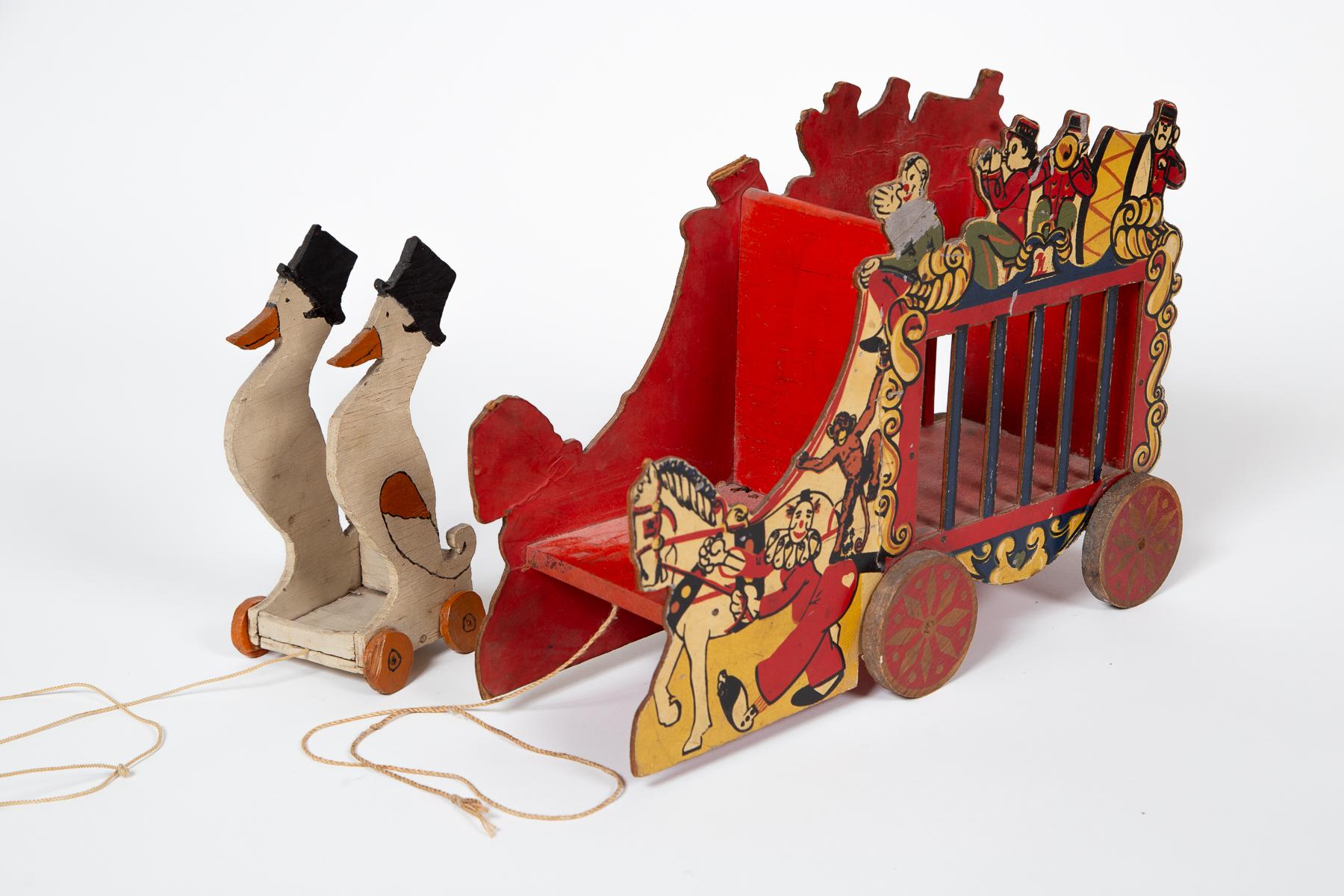 Set von zwei Vintage-Pump-Spielzeugen aus Holz, 20. Jahrhundert im Zustand „Gut“ im Angebot in Chappaqua, NY