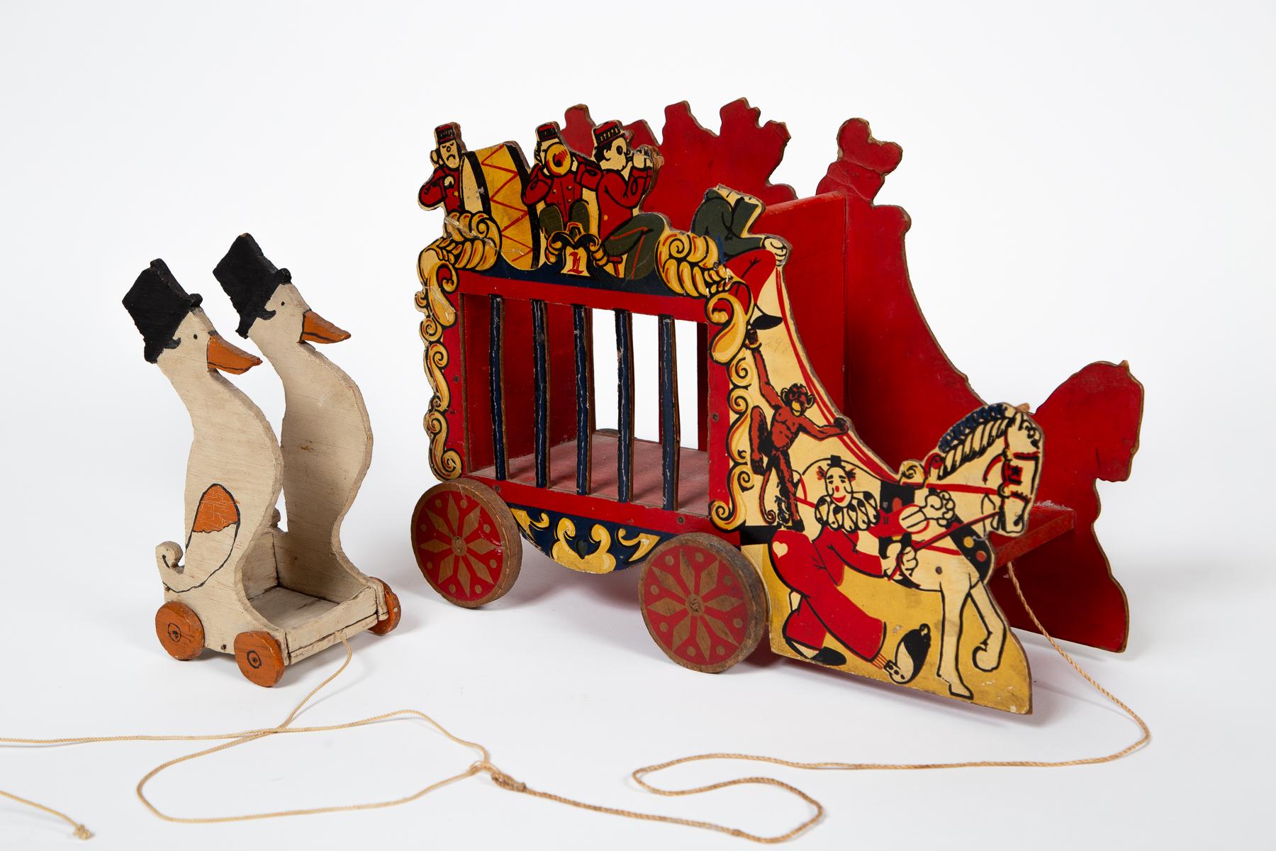 Set von zwei Vintage-Pump-Spielzeugen aus Holz, 20. Jahrhundert im Angebot 1