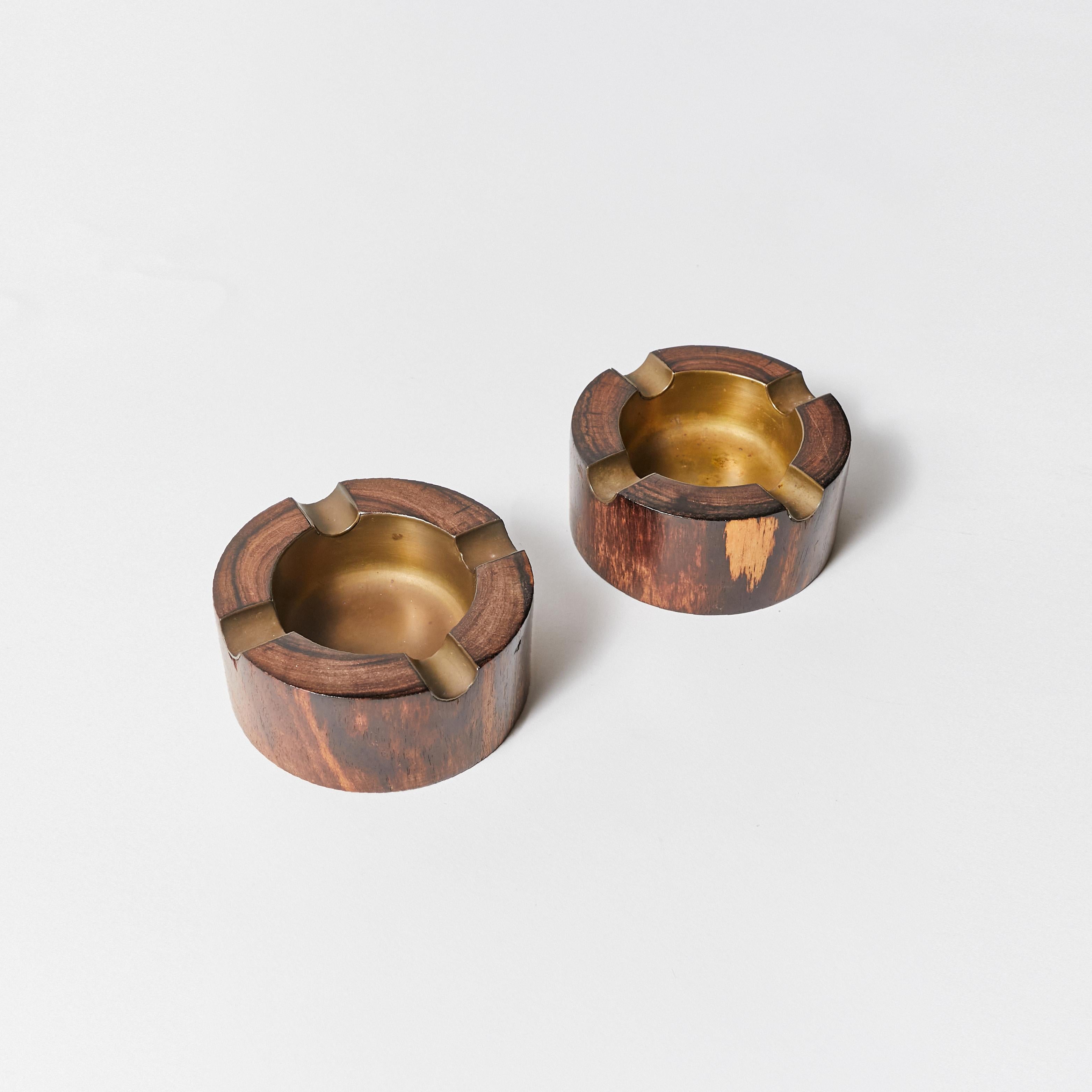 Mid-Century Modern Ensemble de deux cendriers en bois avec incrustations en bronze en vente