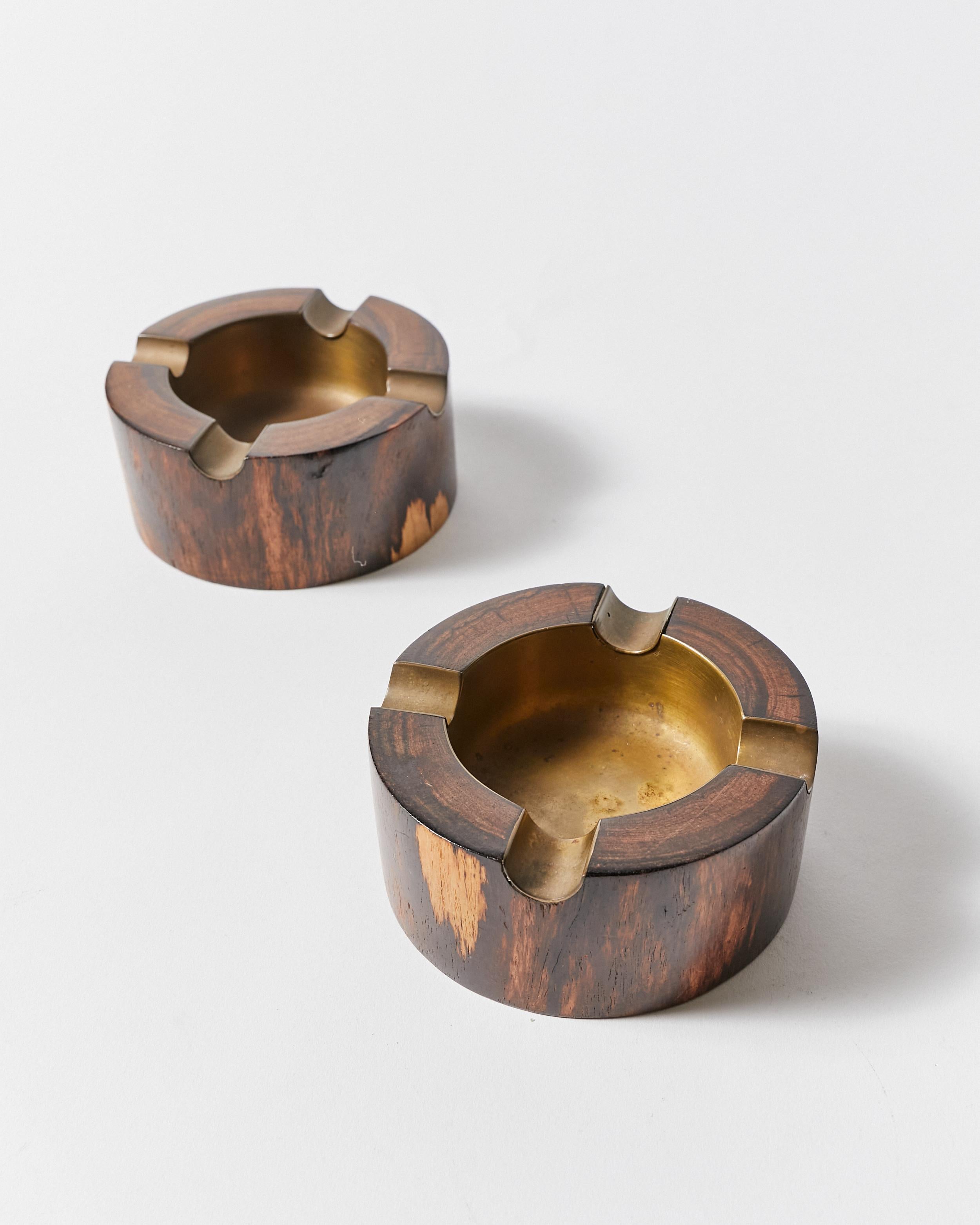 Mid-Century Modern Set of Two Wooden Ashtrays with Insets in Bronze For Sale