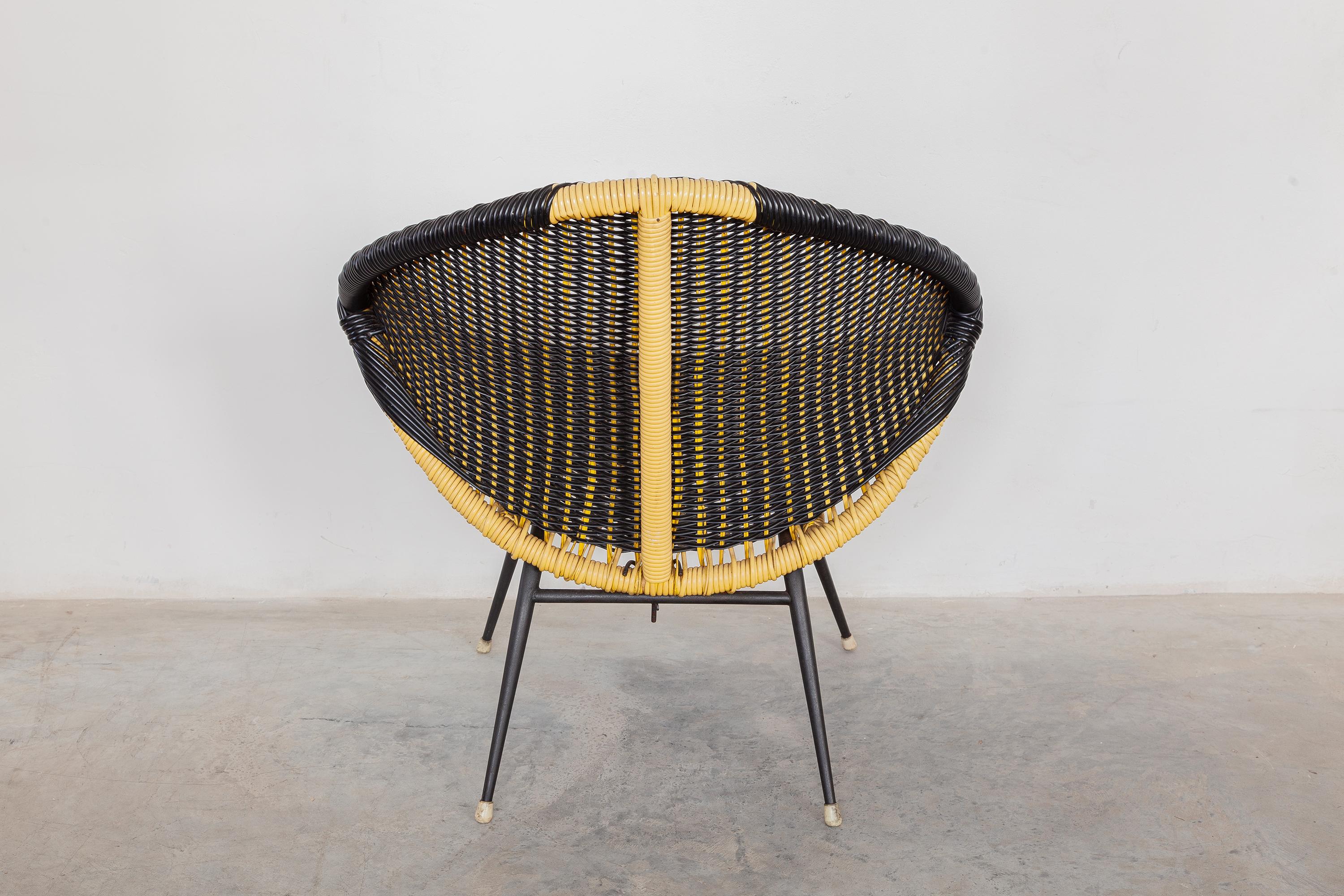 Set of Two Woven Plastic Wicker 1950s Bucket Chairs in Black and Blue In Good Condition In Antwerp, BE