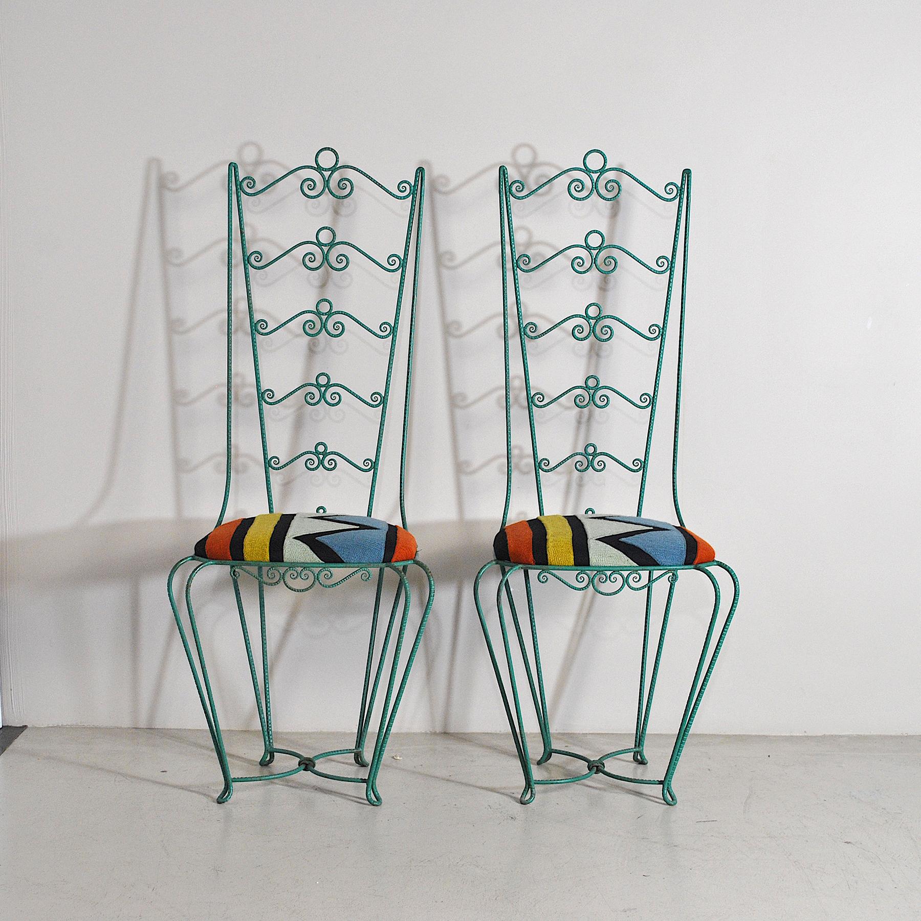 Milieu du XXe siècle Ensemble de deux chaises en fer forgé des années soixante en vente