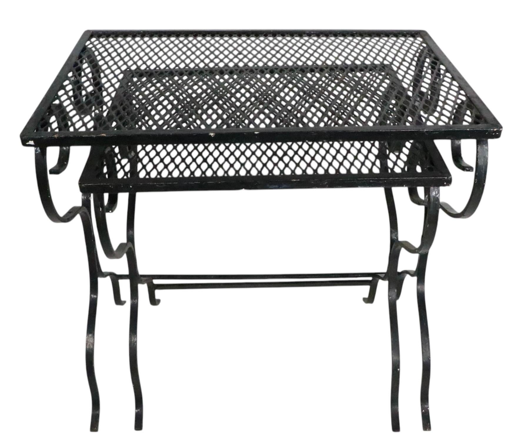 Juego de dos de hierro forjado  Mesas nido de jardín patio piscina att. a Woodard en venta 4