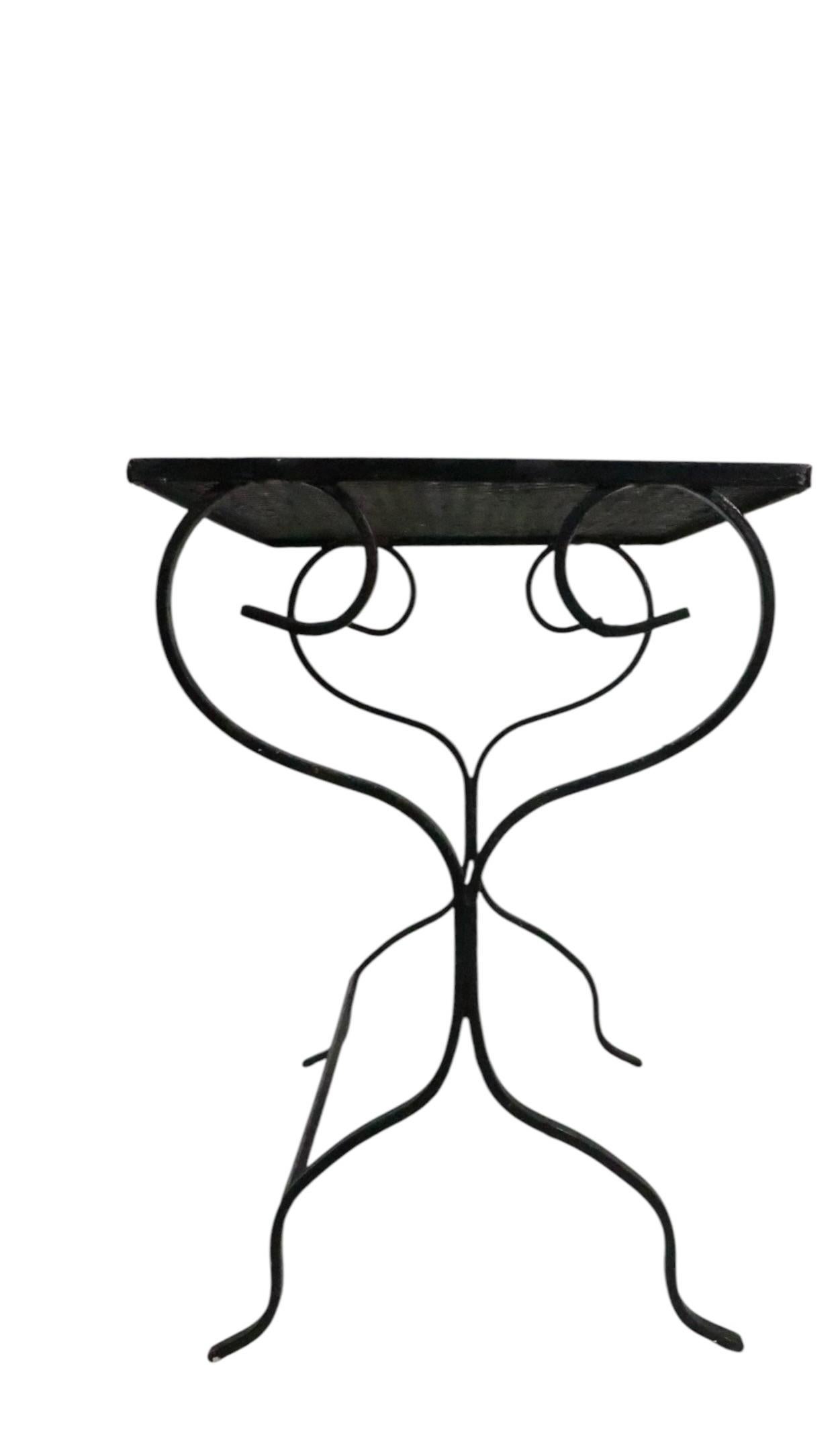 Juego de dos de hierro forjado  Mesas nido de jardín patio piscina att. a Woodard siglo XX en venta
