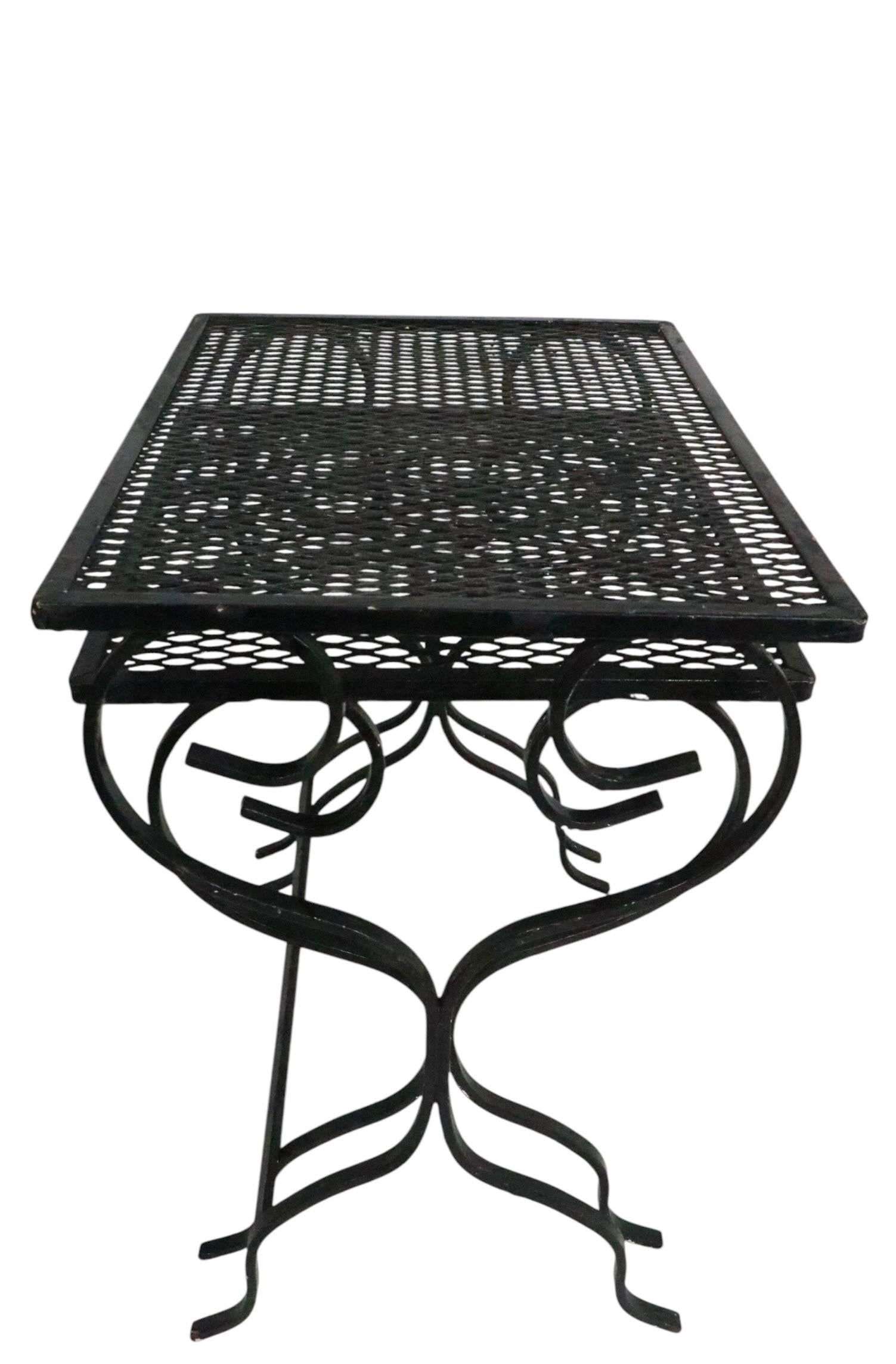 Juego de dos de hierro forjado  Mesas nido de jardín patio piscina att. a Woodard en venta 1