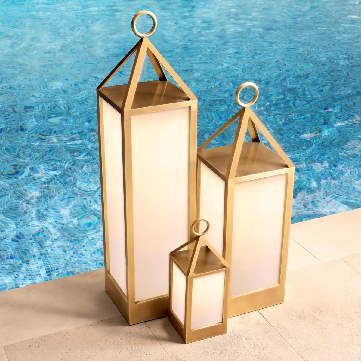 Satz von zwei XL-Lampenmodulen für den Außenbereich, Oberfläche Messing antik, weißes Glas. (Moderne) im Angebot