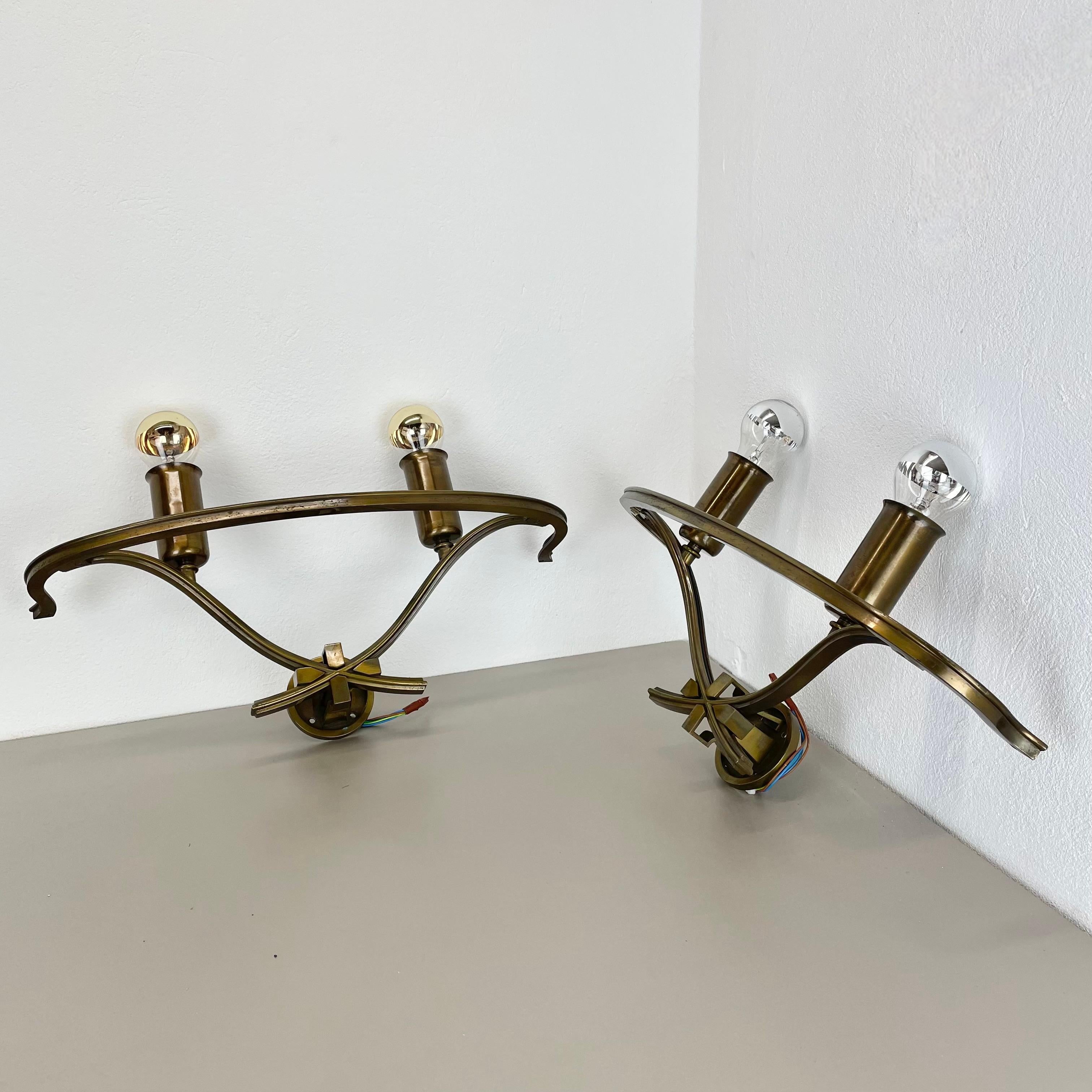 Article:

xxl Brass wall light, set of 2


Producer:

Origin France


Age:

1950s



This modernist wall light set  was produced in France in the 1950s. It is made from solid brass applications. Super rare theatre wall light with two  tube formed