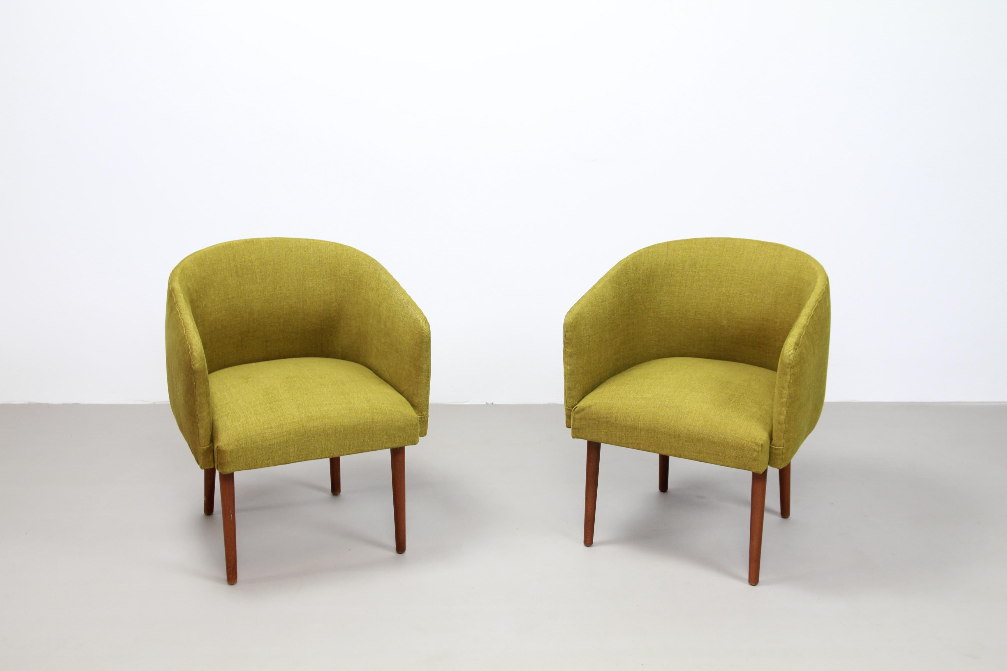 Nice set of two yellow Mid-Century Modern shell chairs. Unfortunately we do not know who the designer or manufacturer is, but we fell for the design. These nice club chairs don't take up much space optically and are therefore very suitable for small