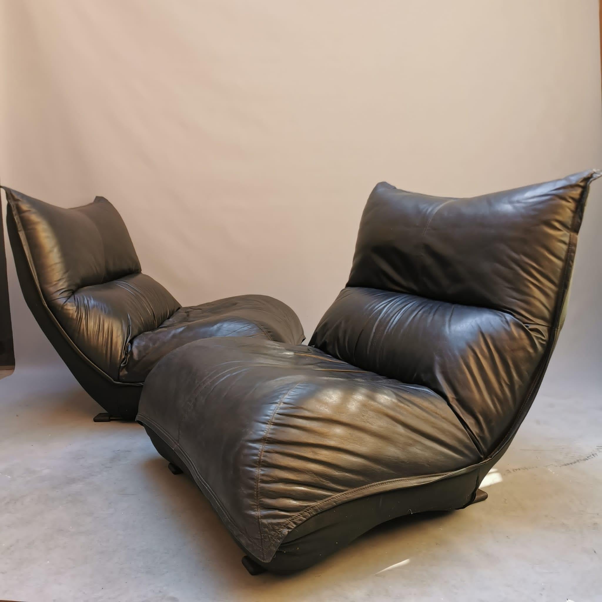 Rare project by Vittorio Varo, Zinzolo perfectly embodies the design of the 60s. Destroy a classic model of loung chair, revolutionize bourgeois canons with an innovative object and elegant extremism. This pair of lounge chairs will be an impressive