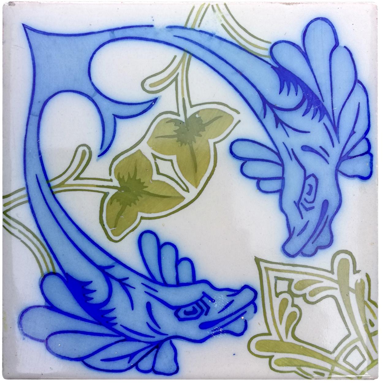 34 Stück. Außergewöhnliche antike Wandfliesen, weiß mit kobaltblauer und moosgrüner Abbildung eines Fisches (Onda, Spanien Valencia). 
Die Abmessungen pro Fliese sind 5,9 Zoll (15 cm) × 5,9 Zoll (15 cm). Ebenfalls erhältlich sind 10 Randfliesen 5,9