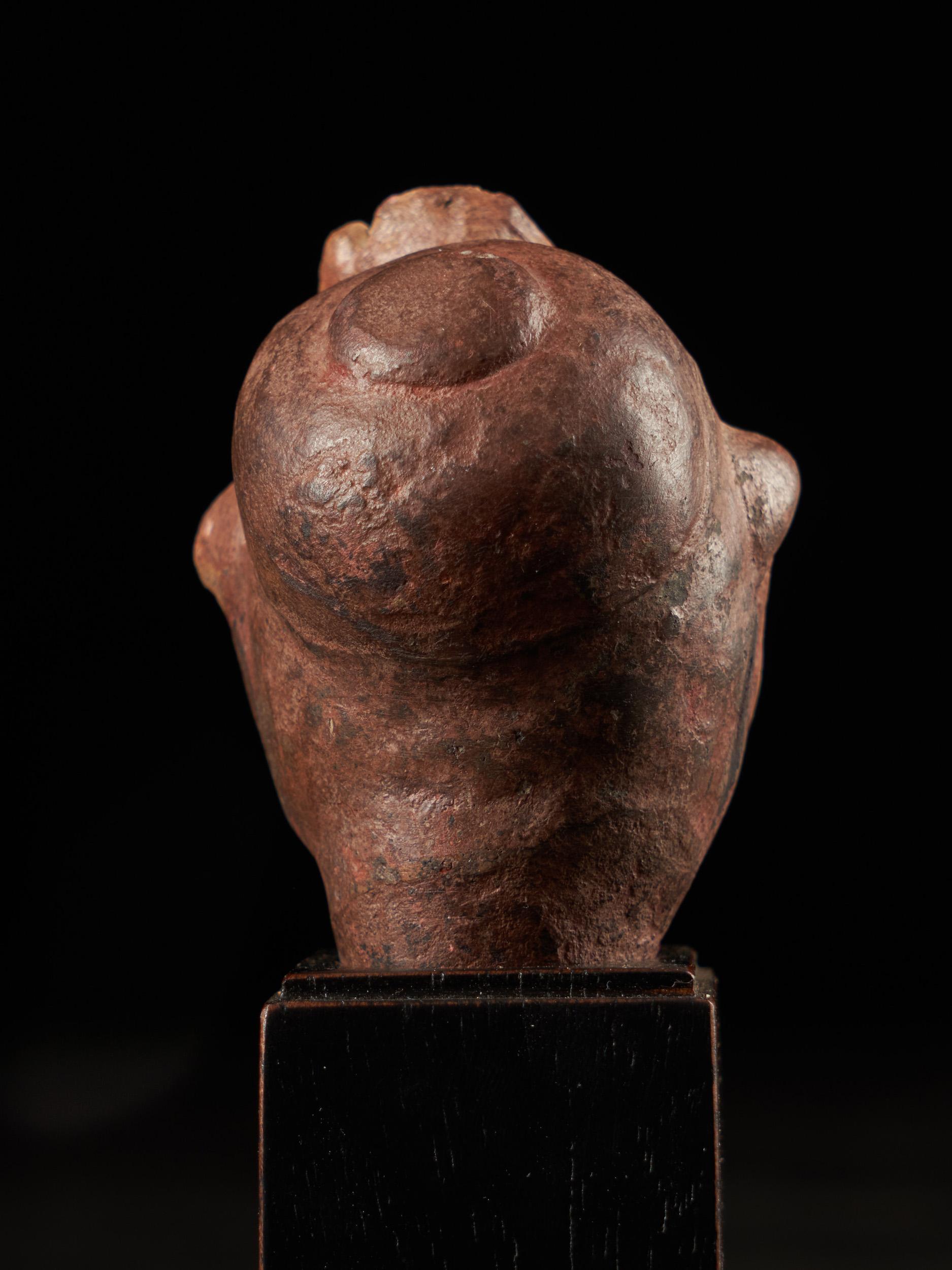 This small head of a ceramic figure with a bird headdress is probably Pre-Columbian. It seems to originate from the territory of present-day Mexico. Further research should reveal whether the fragment was made on Jaina Island. Can we situate it in
