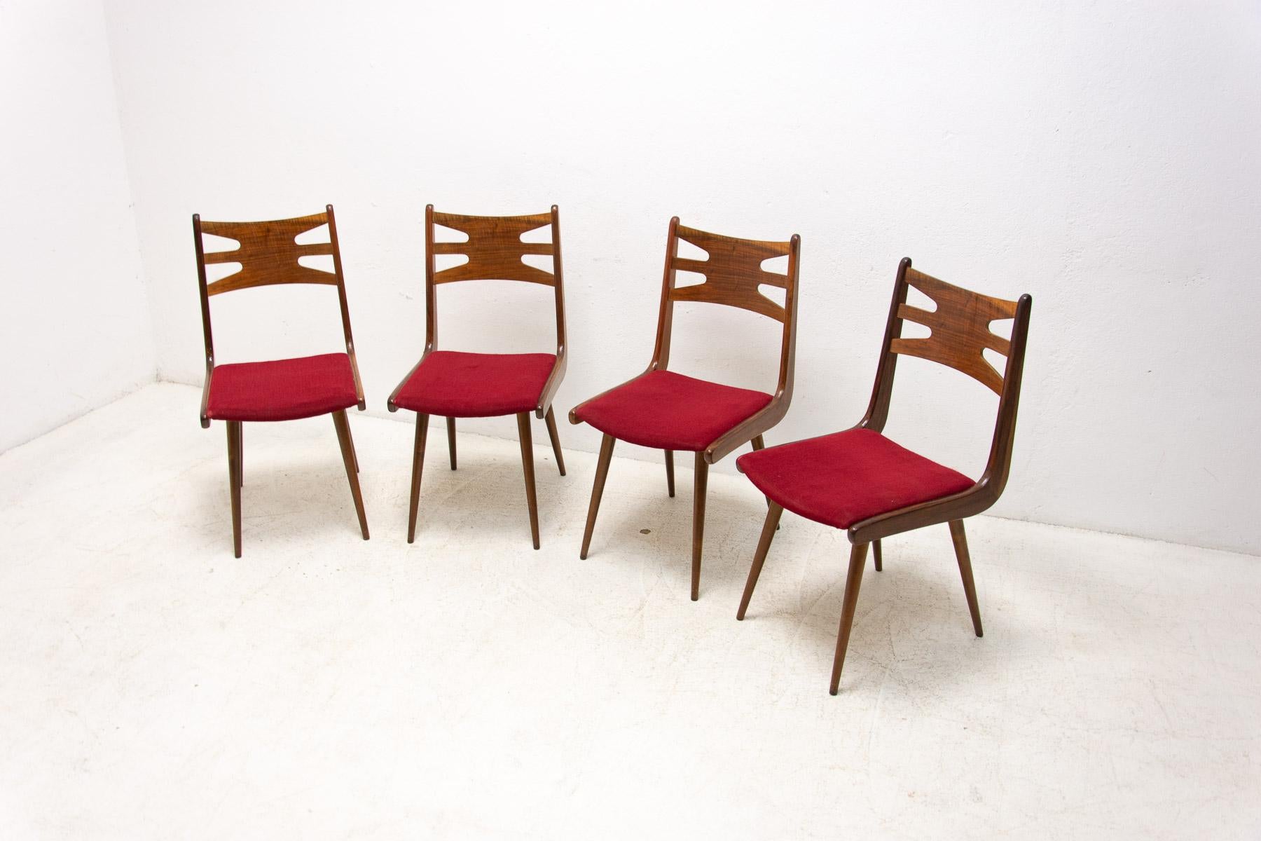 Tchèque Ensemble de chaises de salle à manger en noyer tapissées, années 1970, Tchécoslovaquie en vente