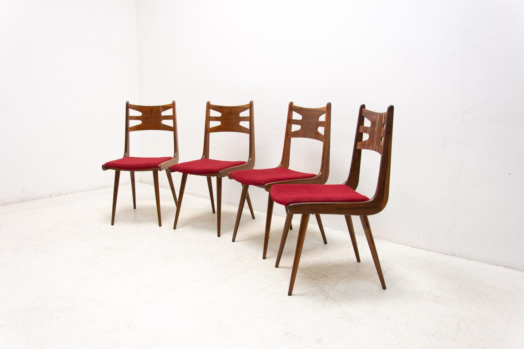 Tissu Ensemble de chaises de salle à manger en noyer tapissées, années 1970, Tchécoslovaquie en vente