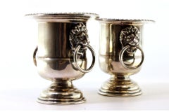 Set of urns in silver with frills on the rim, and lions' heads holding two rings