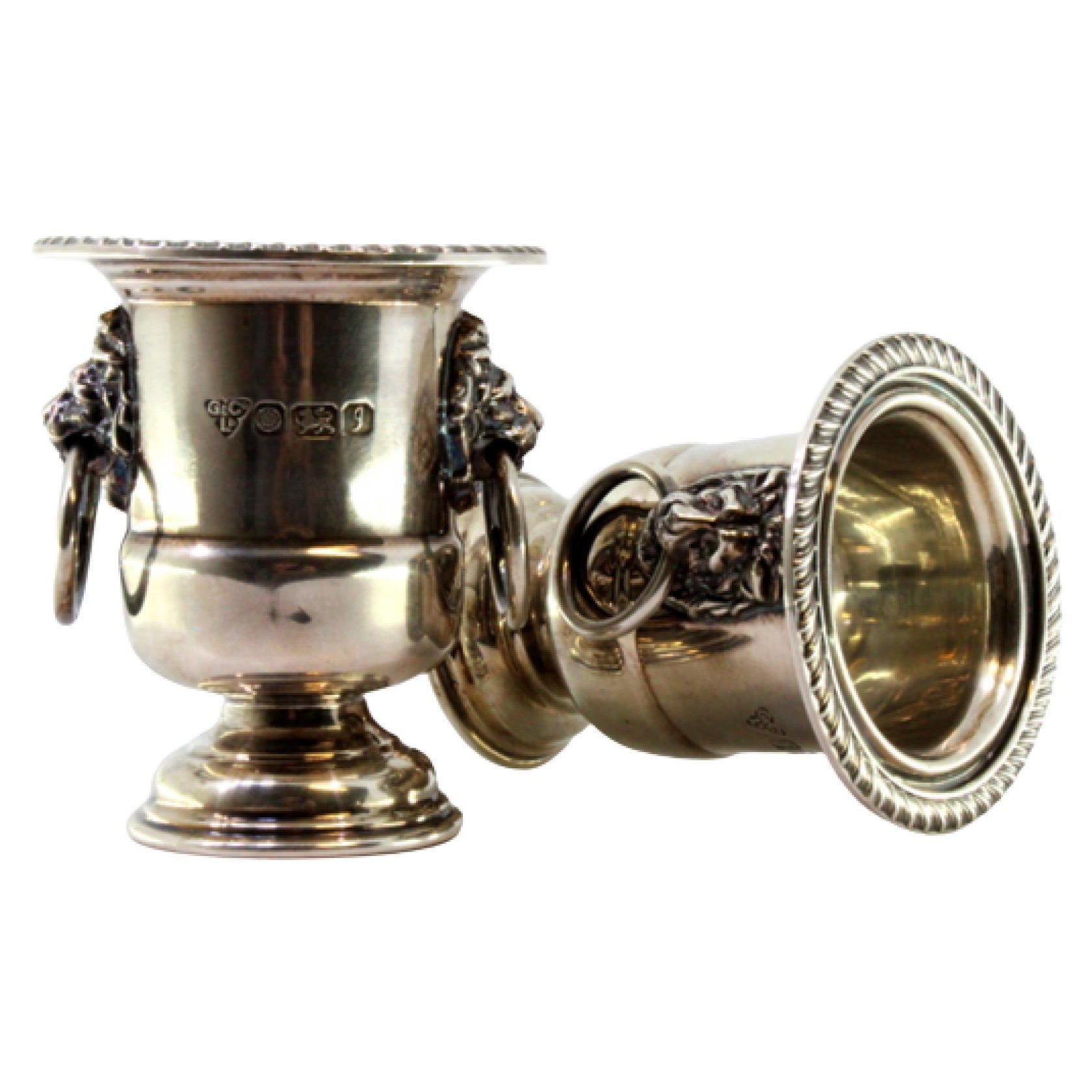 Urnenset aus Silber mit Rüschen am Rand und Löwenköpfen, die zwei Ringe halten im Angebot