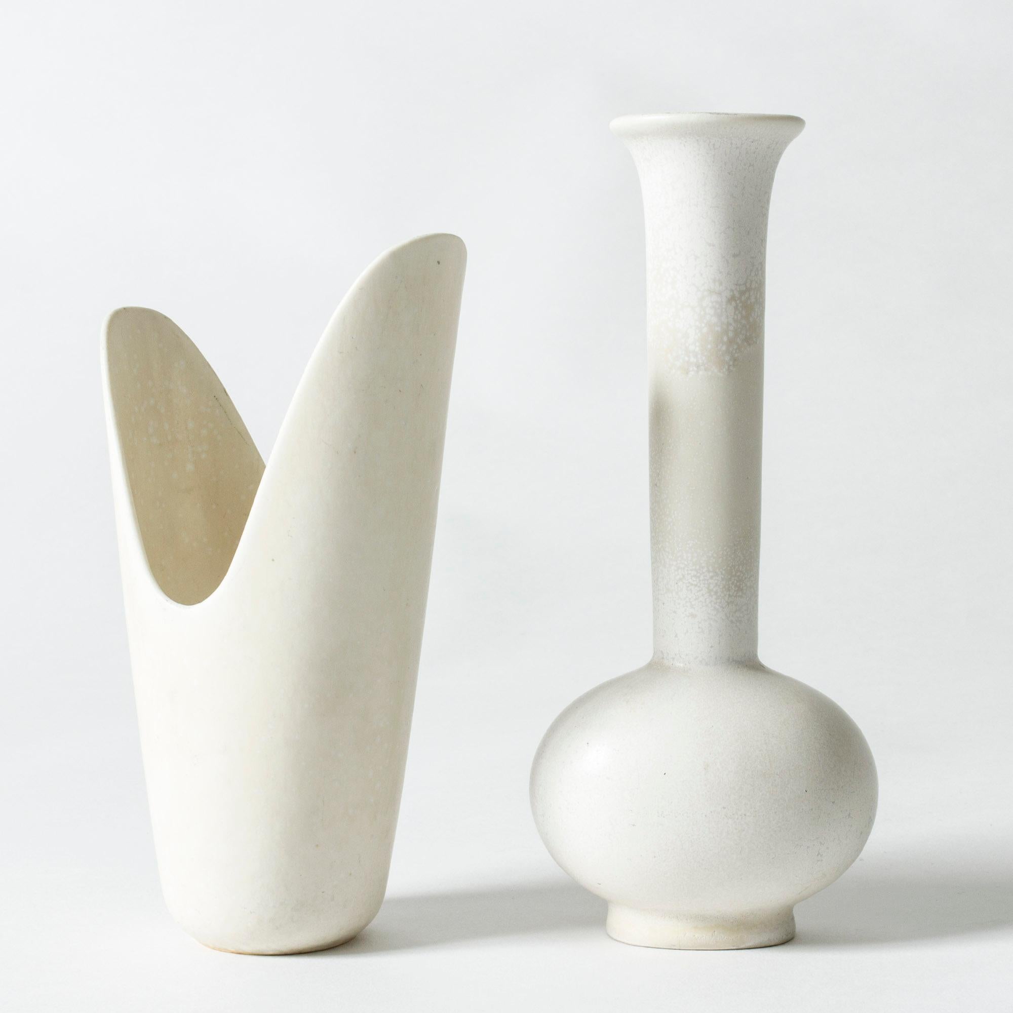 Set of two lovely stoneware vases by Gunnar Nylund, both with eggshell white glaze with “Mimosa” pattern. Beautiful, curved forms.

Size: Height 21 / 18 cm, Width 10 / 11 cm, Depth 6.5 / 6.5 cm.