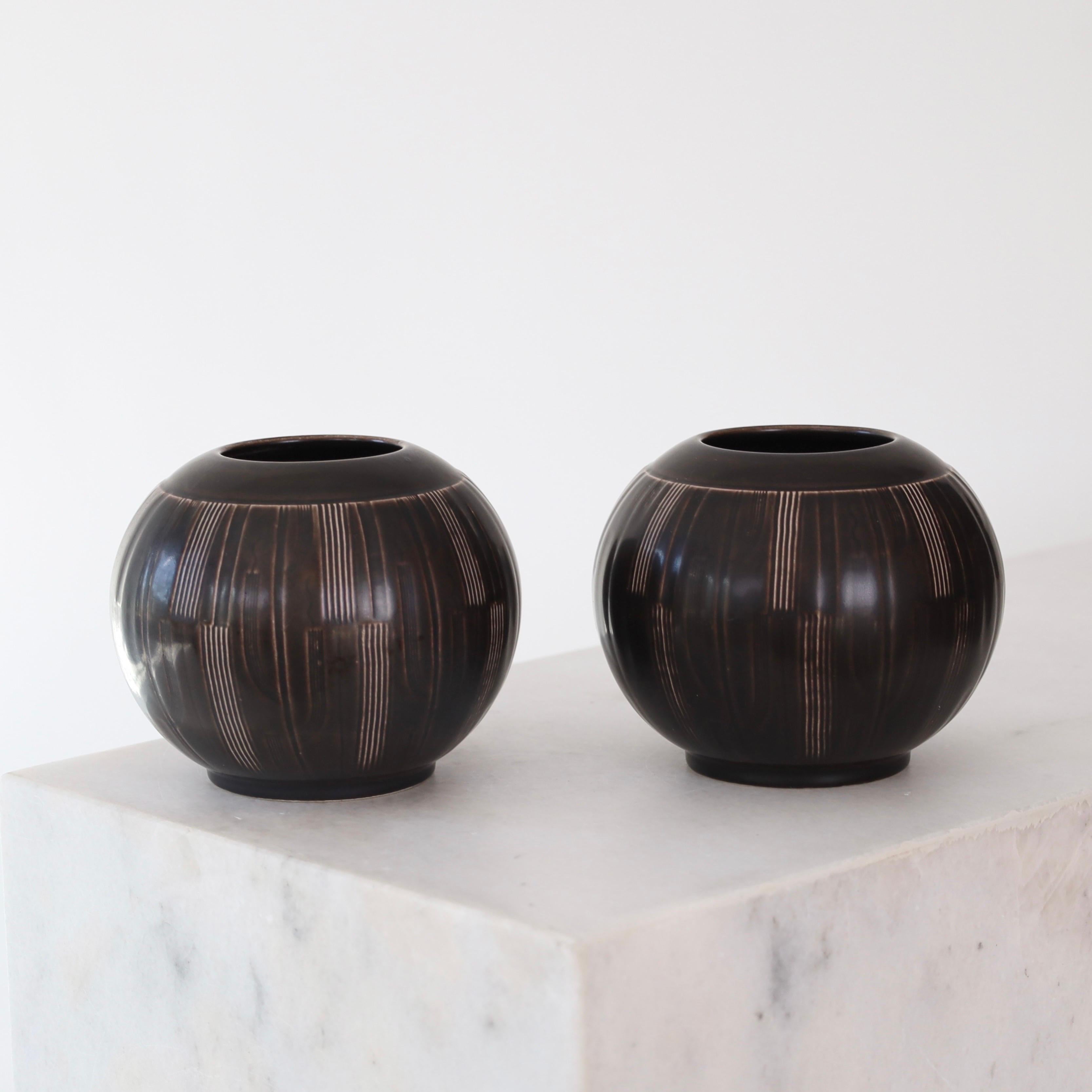 Set of ceramic vases designed ny Nils Thorsson in the 1950s for Alumina Denmark. A rare duo for a beautiful place.

* Set of ball-shaped ceramic vases
* Designer: Nils Thorsson
* Style: 1567 
* Producer: Aluminia (later Royal Copenhagen)
* Design