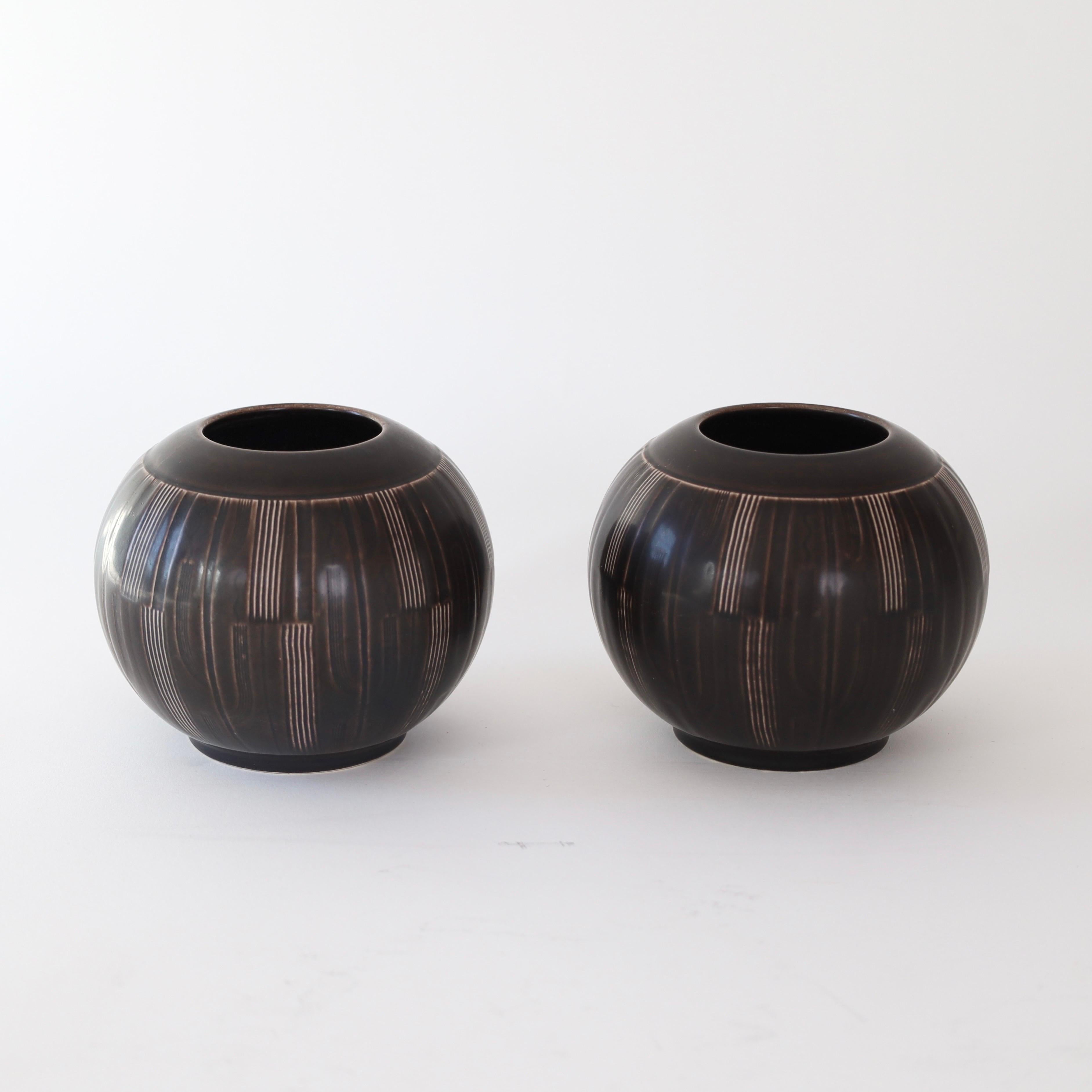 Set of vases by Nils Thorsson for Aluminia, 1950s, Denmark In Good Condition For Sale In Værløse, DK