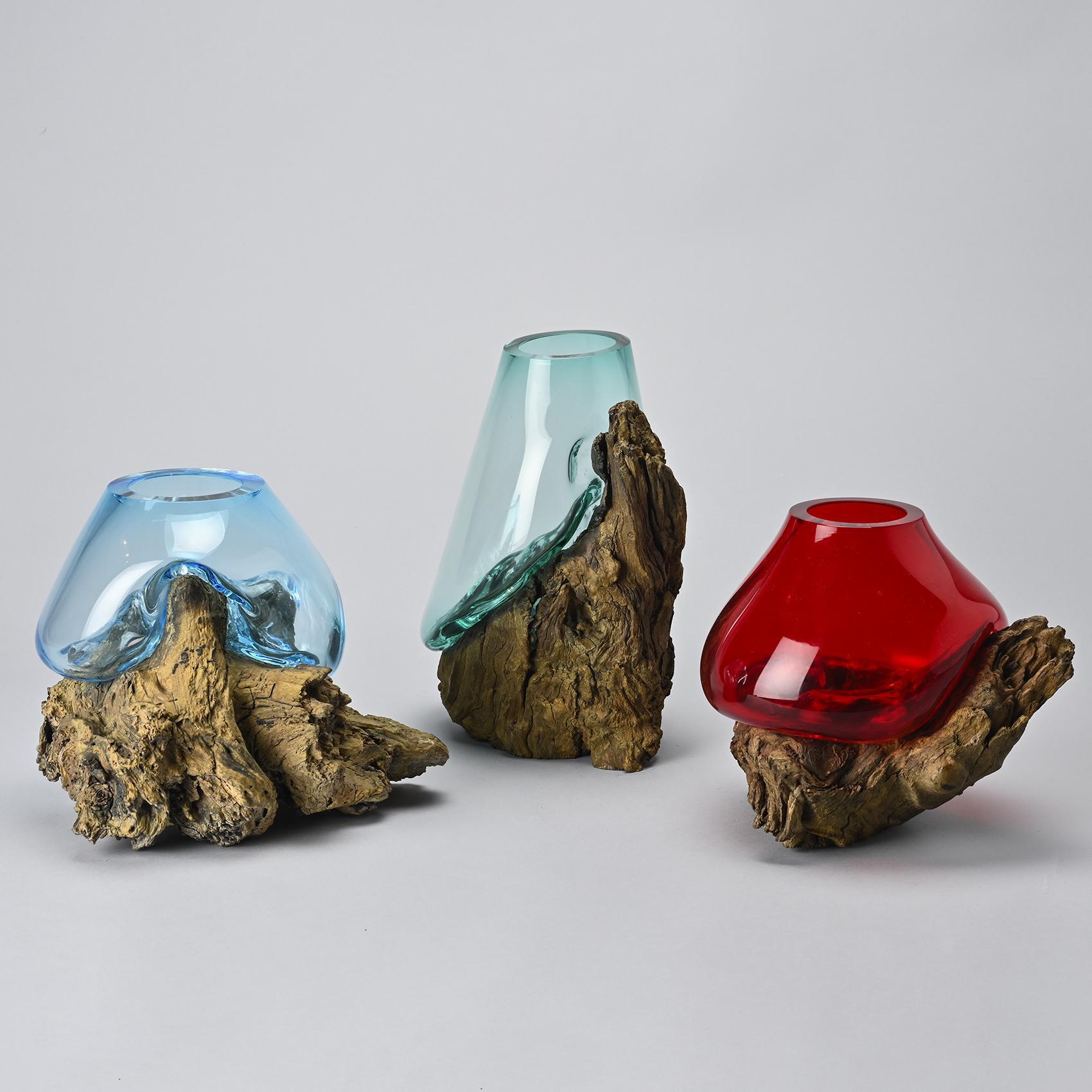 
Set di tre vasi firmati da Adriano Seguso, che mettono in mostra il patrimonio artistico e l'esperienza unica della famiglia Seguso. Originariamente con sede a Murano, rinomata per il suo eccezionale vetro soffiato, la famiglia Seguso ha ampliato